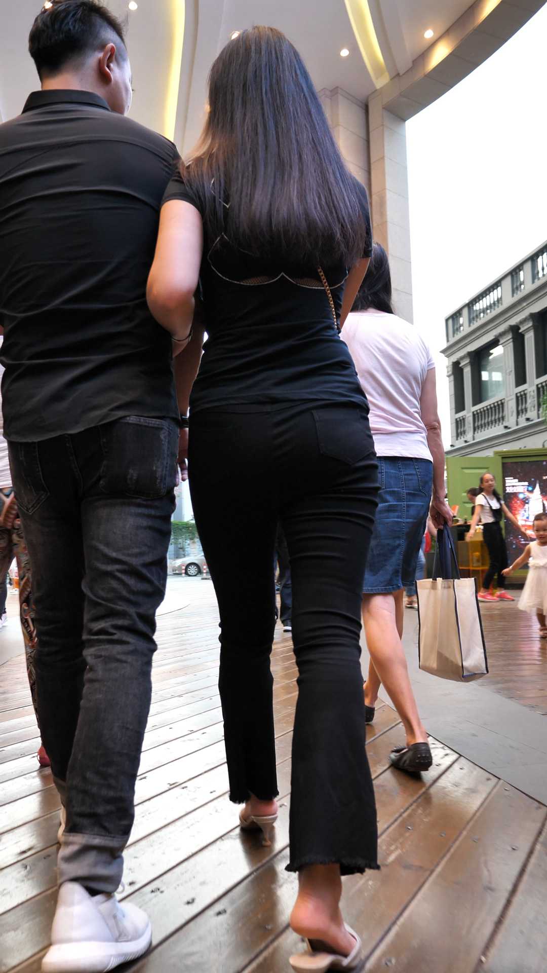 （图）紧身黑裤翘臀长发少妇