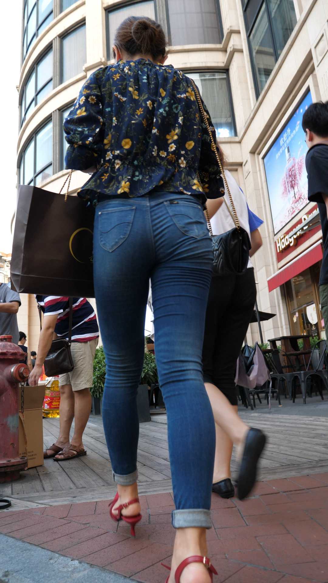 （图）紧身牛仔翘臀金三角大美女