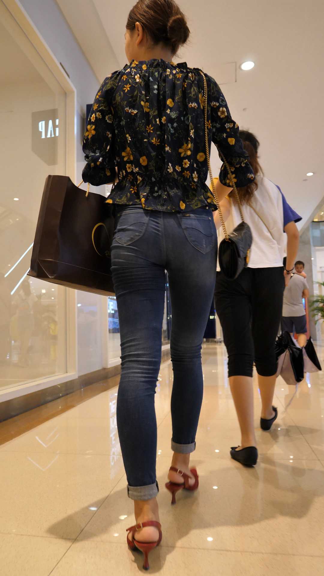 （图）紧身牛仔翘臀金三角大美女