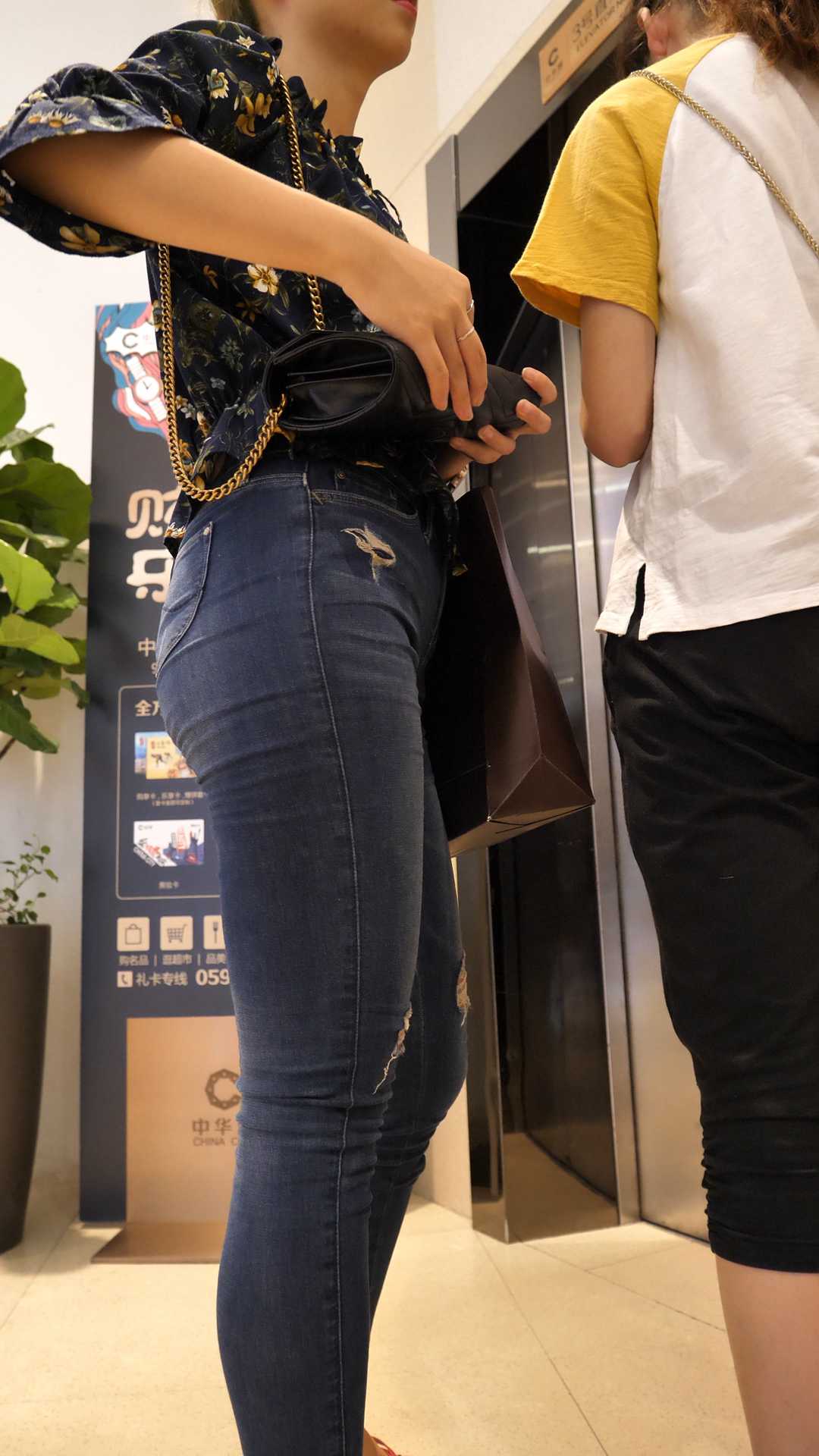 （图）紧身牛仔翘臀金三角大美女