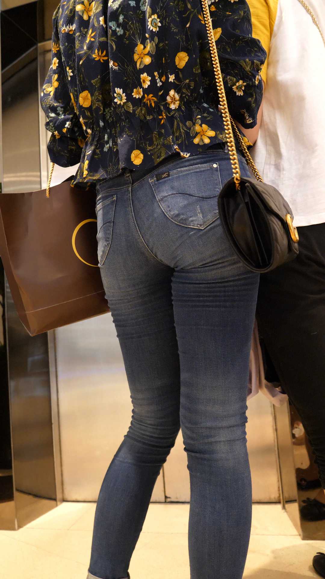 （图）紧身牛仔翘臀金三角大美女