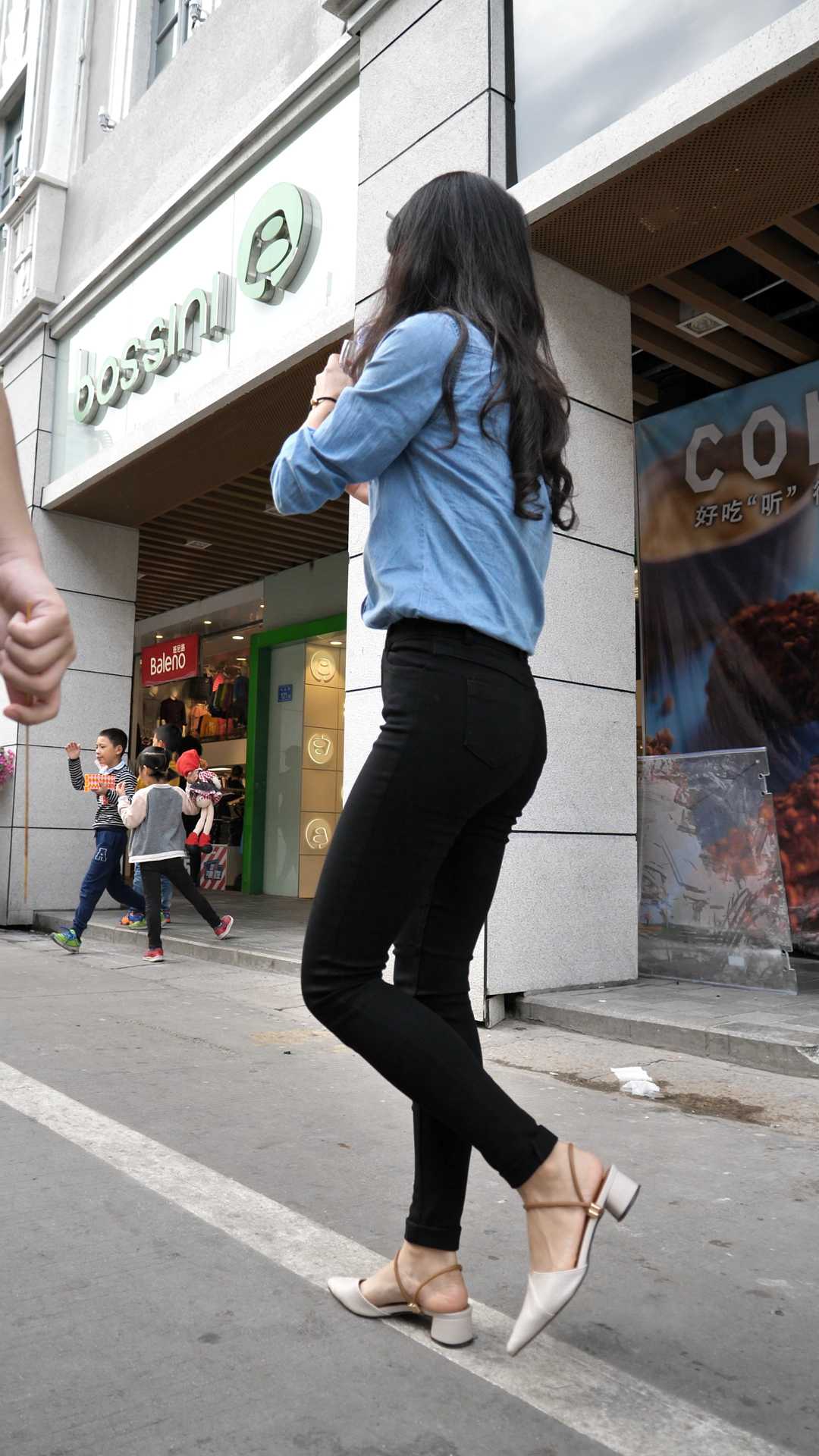 （图）黑裤细腰紧臀美女与胖友压力大