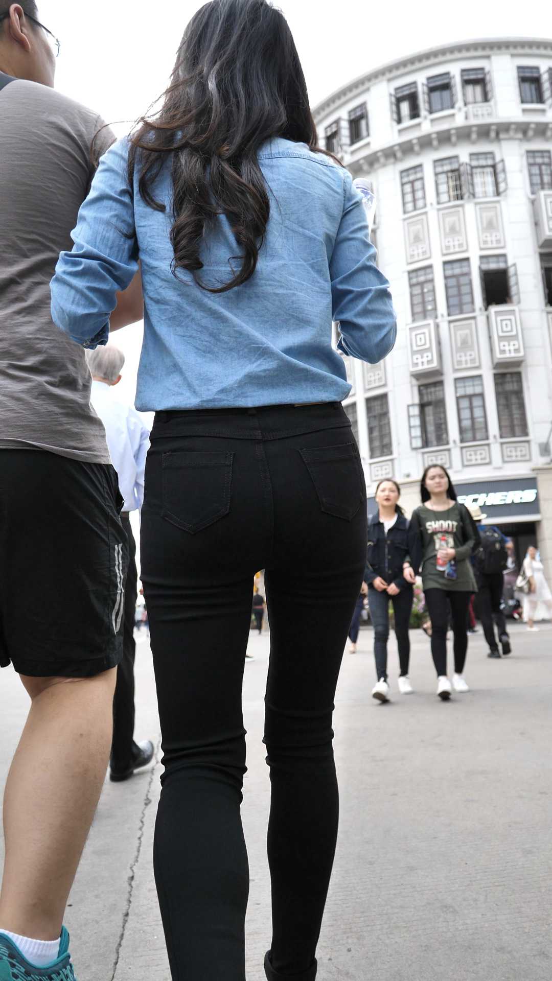 （图）黑裤细腰紧臀美女与胖友压力大