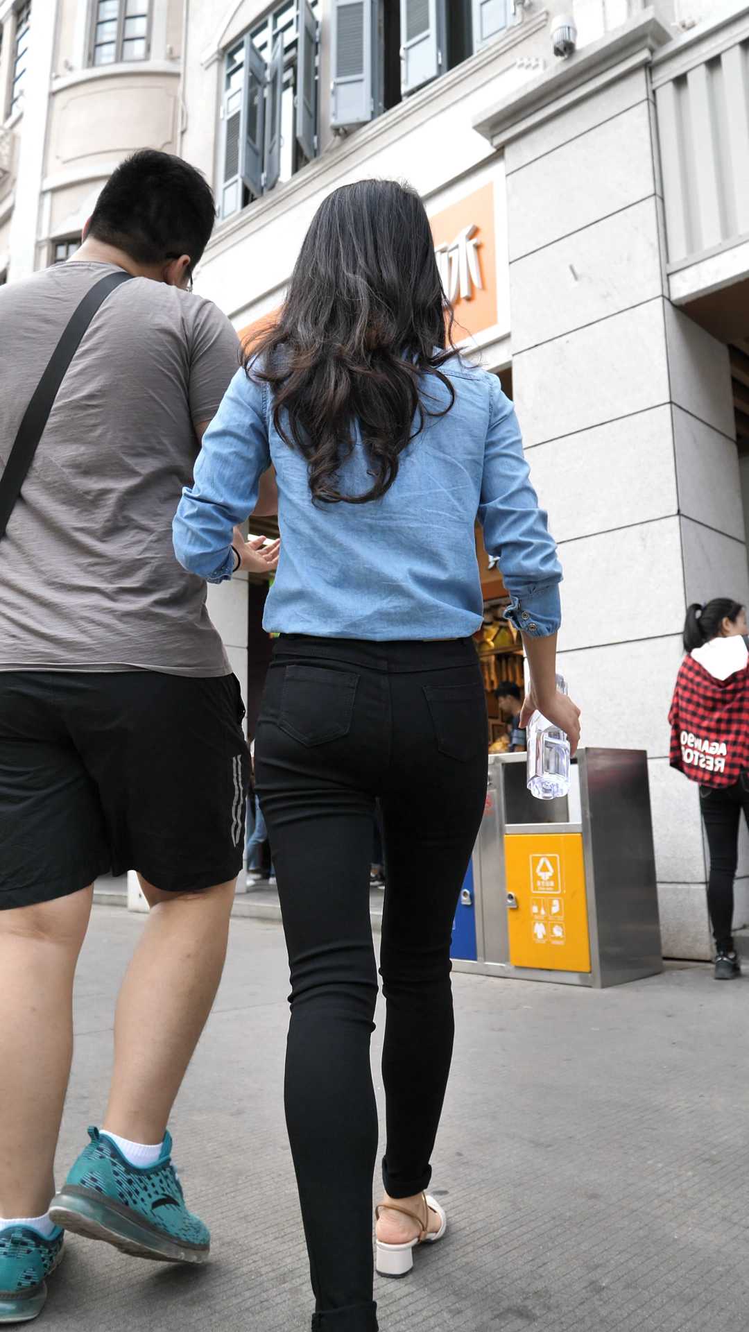 （图）黑裤细腰紧臀美女与胖友压力大