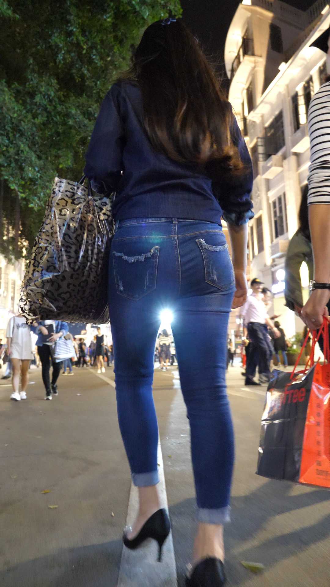 （图）高跟牛仔肥臀长发少妇超会扭