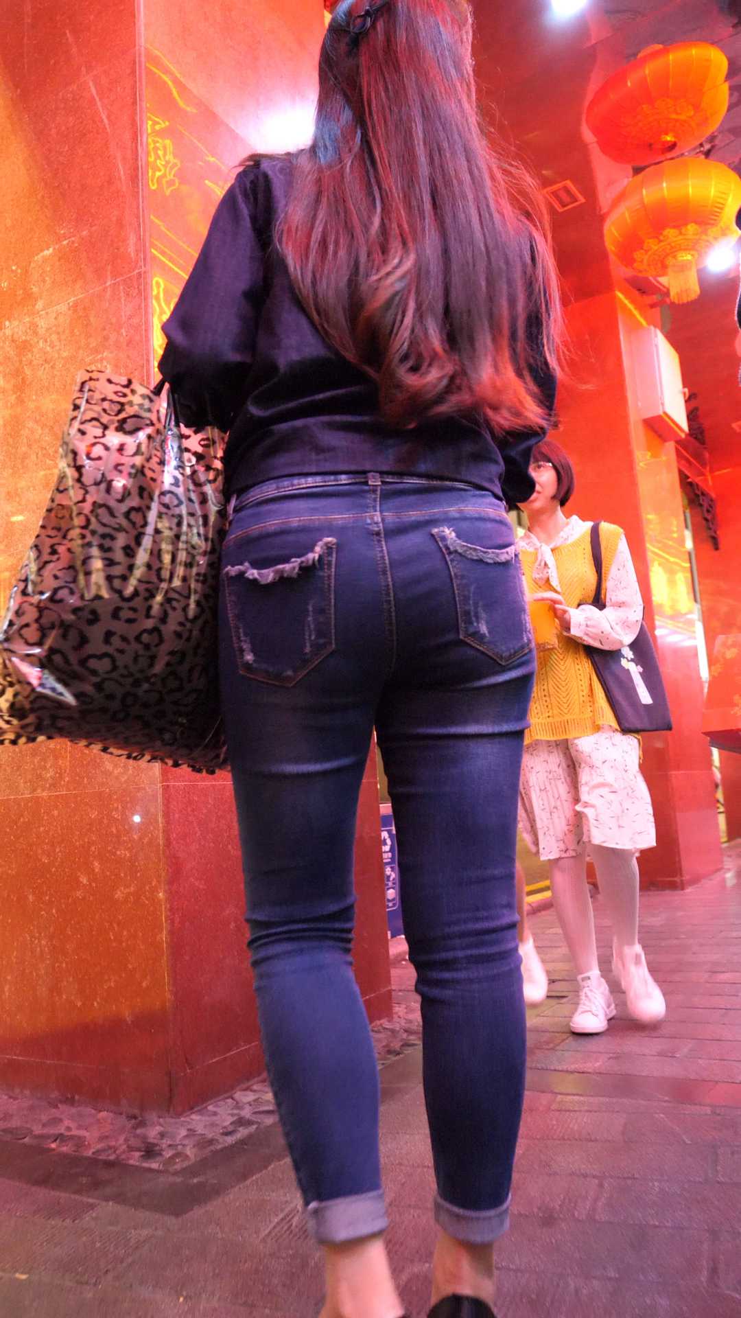 （图）高跟牛仔肥臀长发少妇超会扭