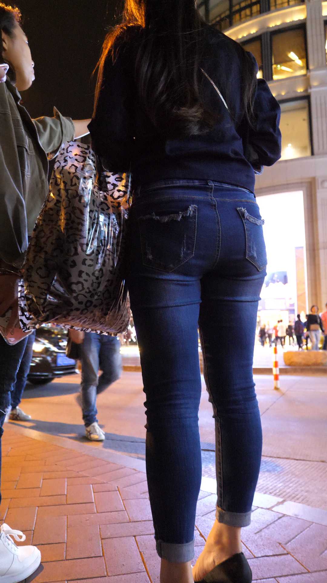 （图）高跟牛仔肥臀长发少妇超会扭