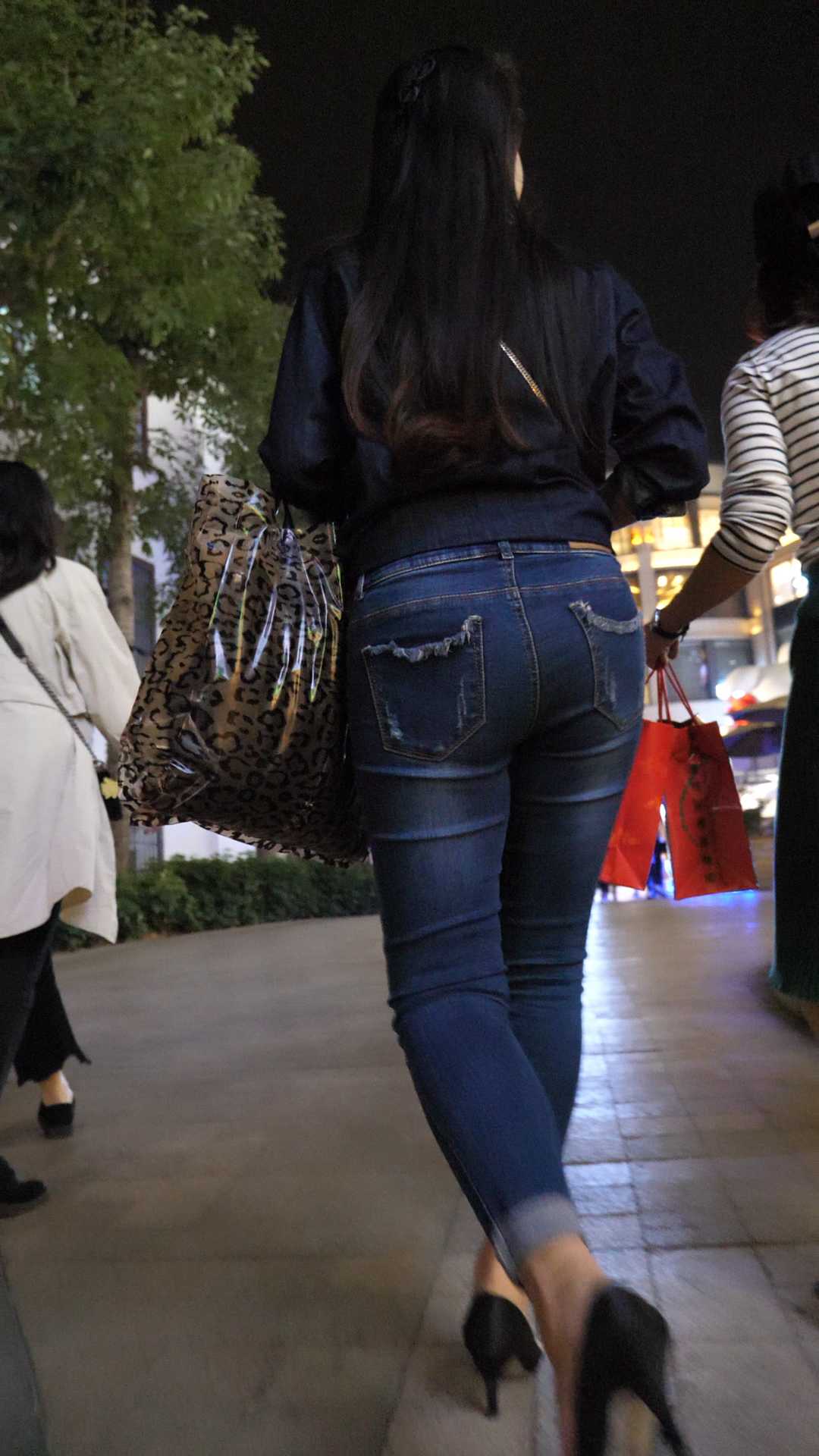 （图）高跟牛仔肥臀长发少妇超会扭