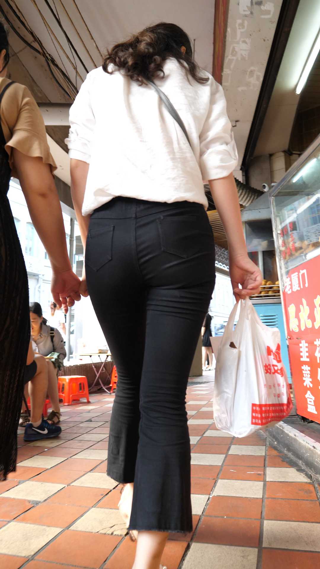 （图）细腰黑牛仔大翘臀深沟大学妹