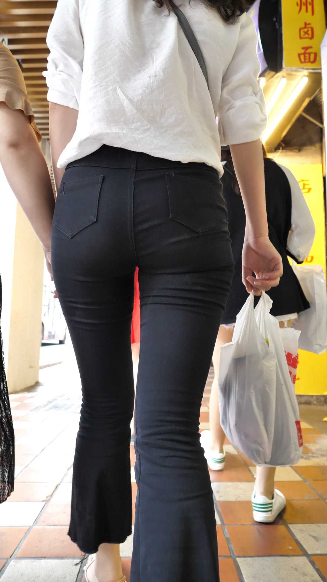 （图）细腰黑牛仔大翘臀深沟大学妹