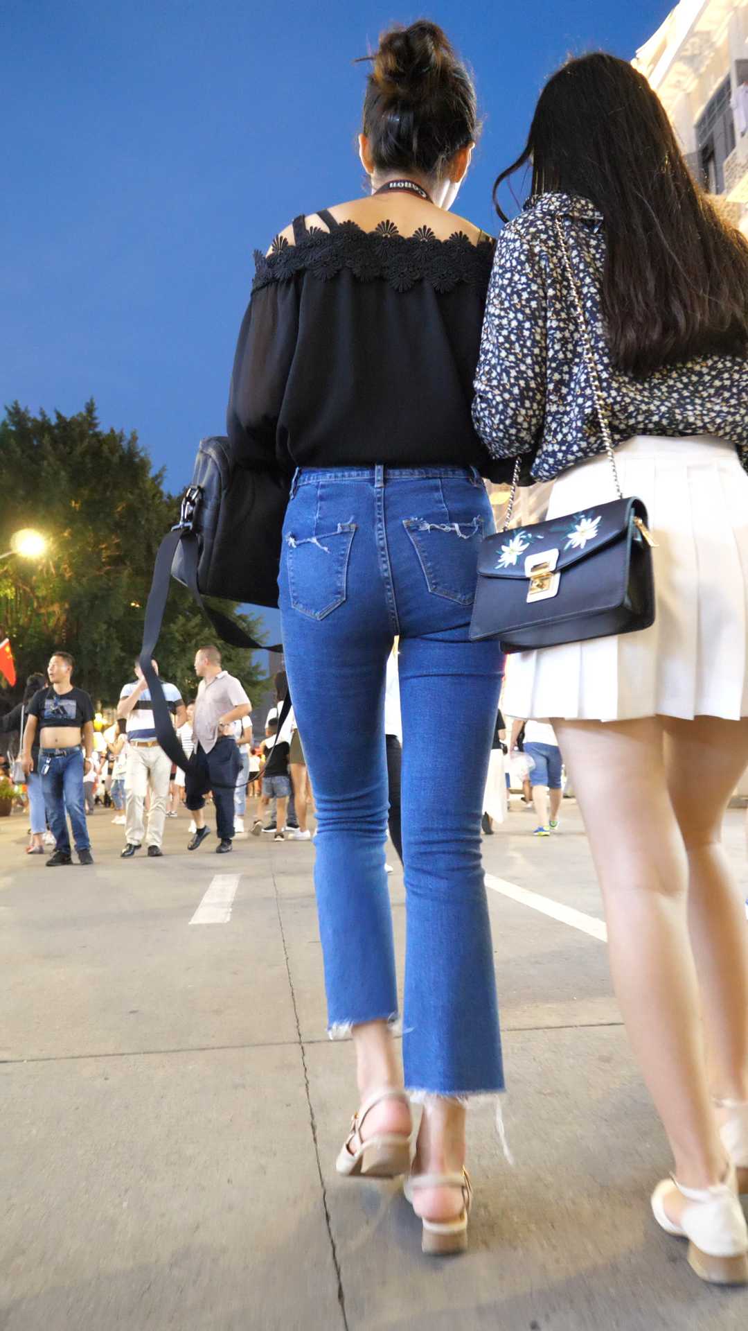 （图）紧身牛仔裤深沟细长腿大学妹