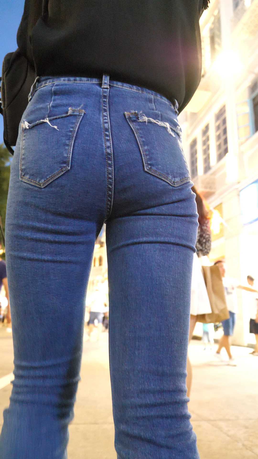 （图）紧身牛仔裤深沟细长腿大学妹