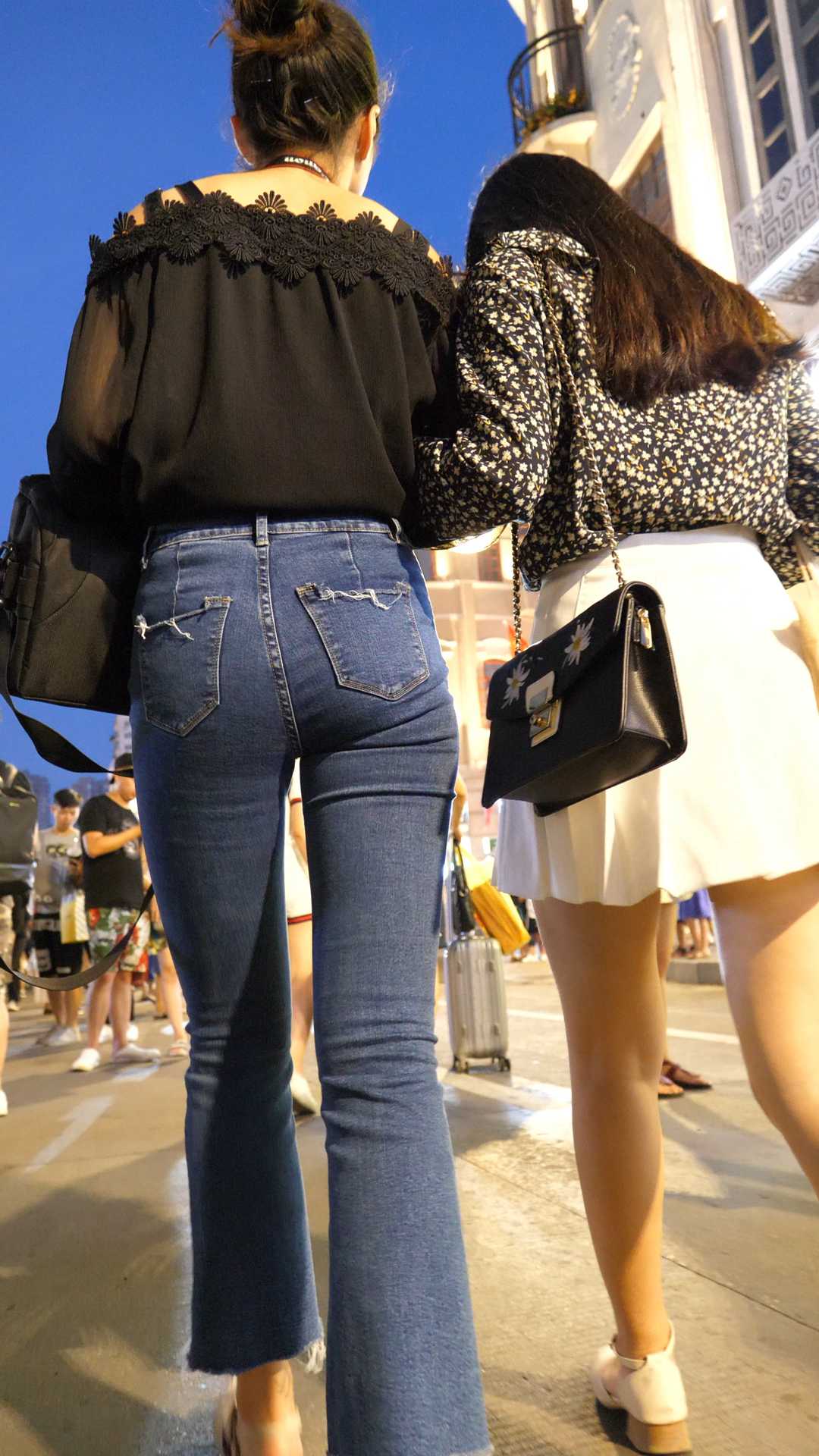 （图）紧身牛仔裤深沟细长腿大学妹