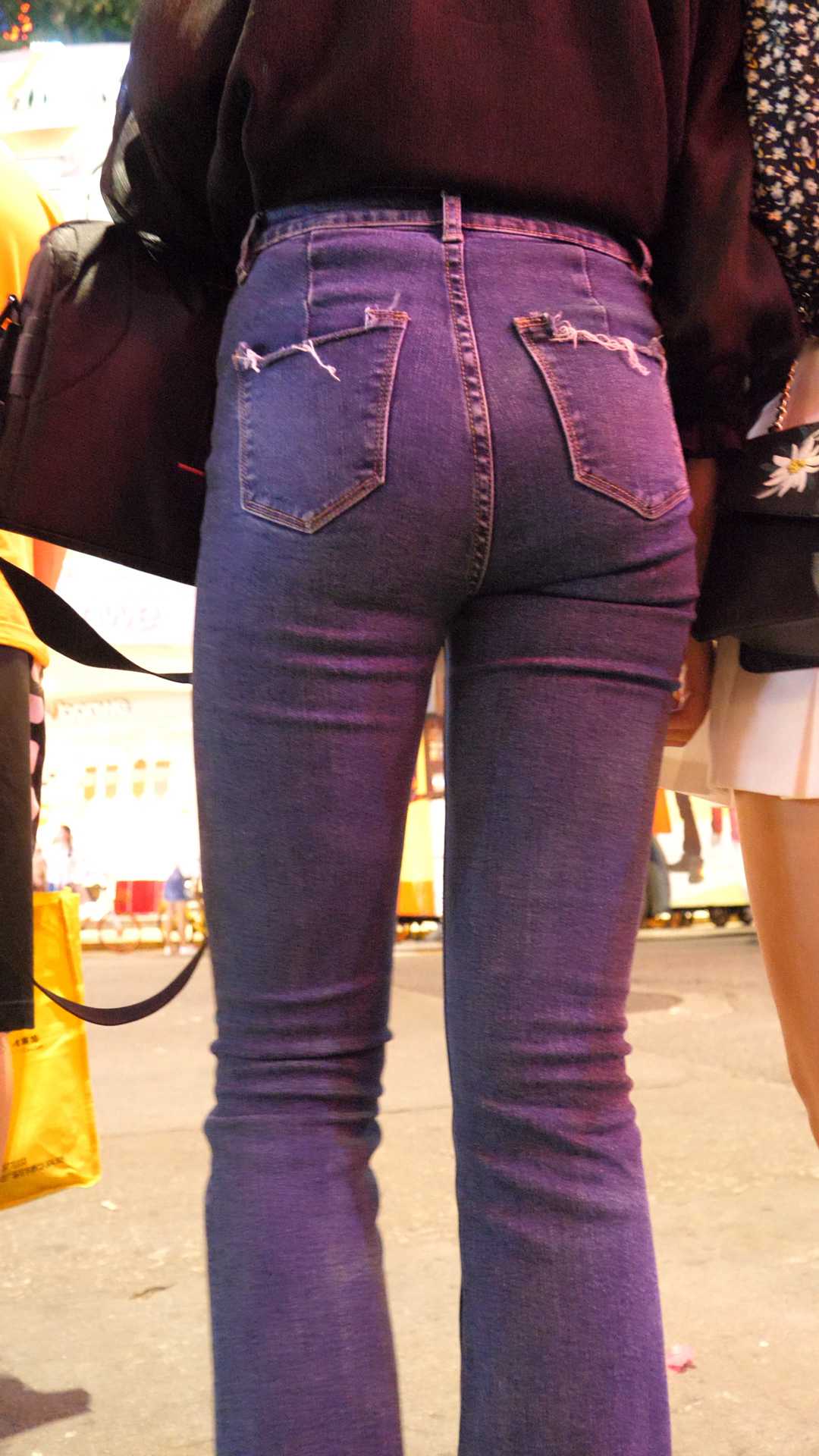 （图）紧身牛仔裤深沟细长腿大学妹