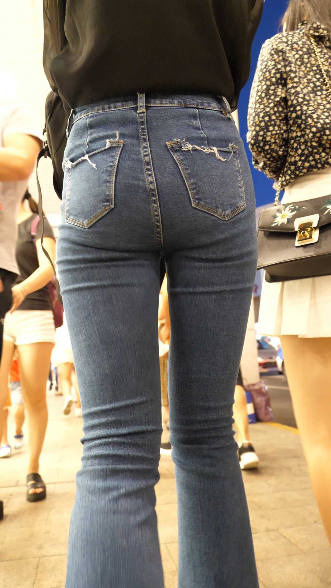 （图）紧身牛仔裤深沟细长腿大学妹