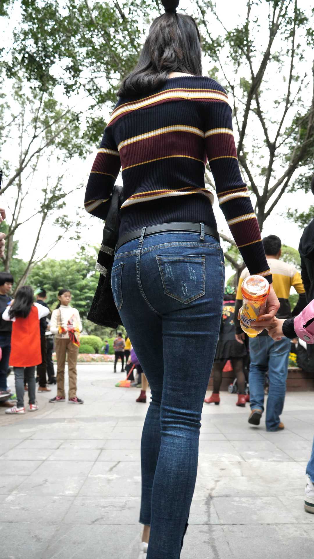 （图）牛仔细腰饱满翘臀长发妈咪