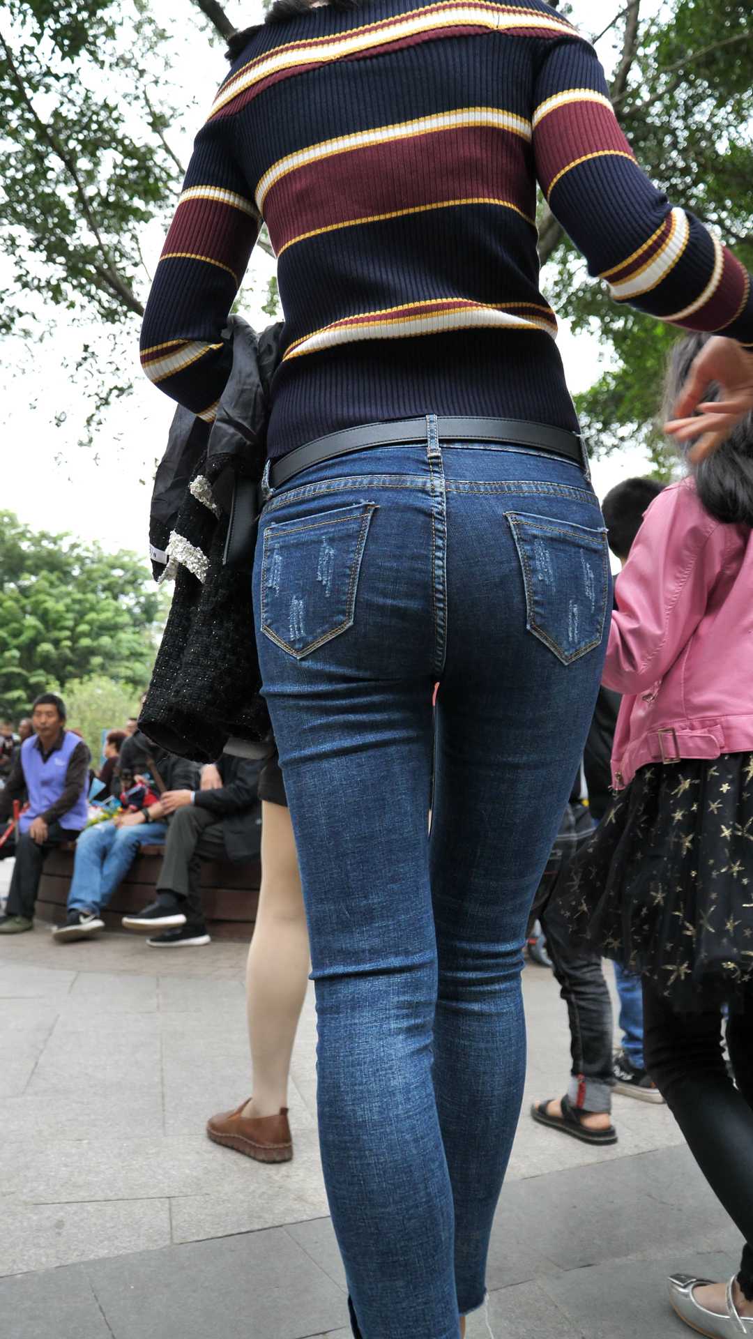 （图）牛仔细腰饱满翘臀长发妈咪