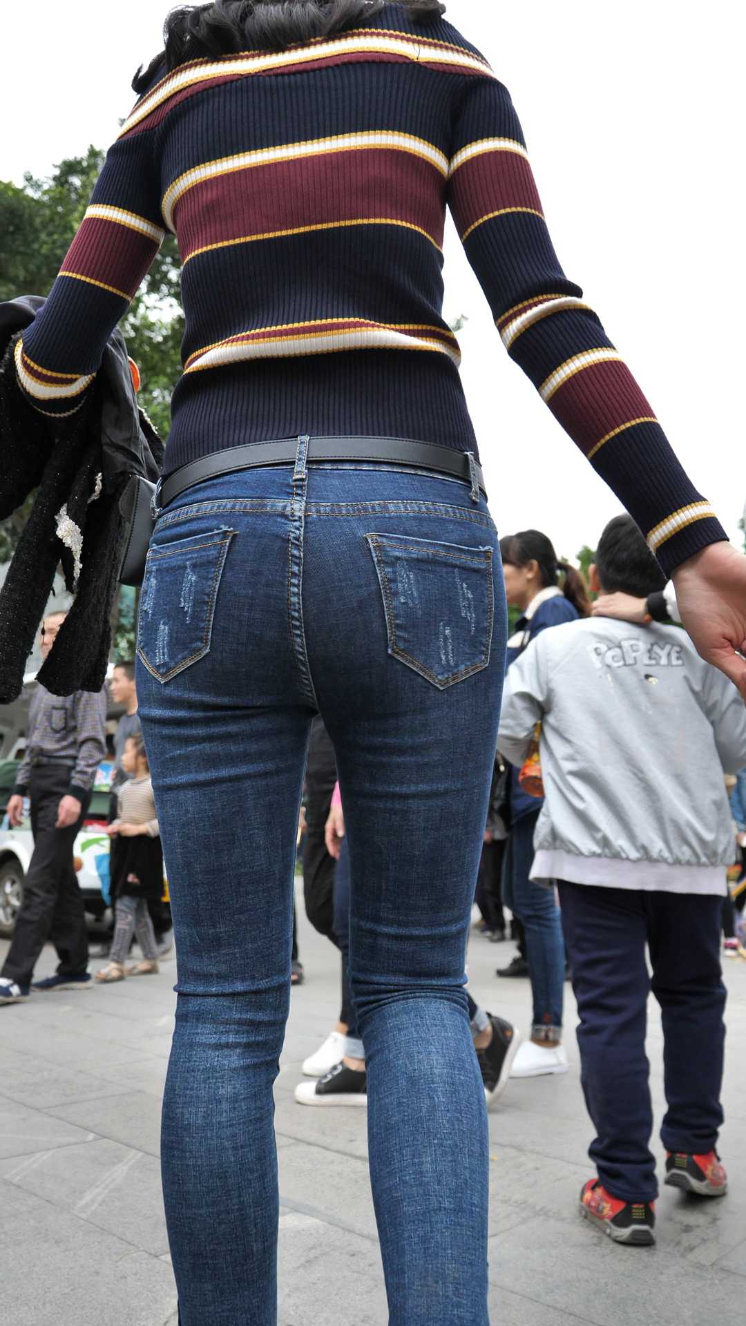 （图）牛仔细腰饱满翘臀长发妈咪