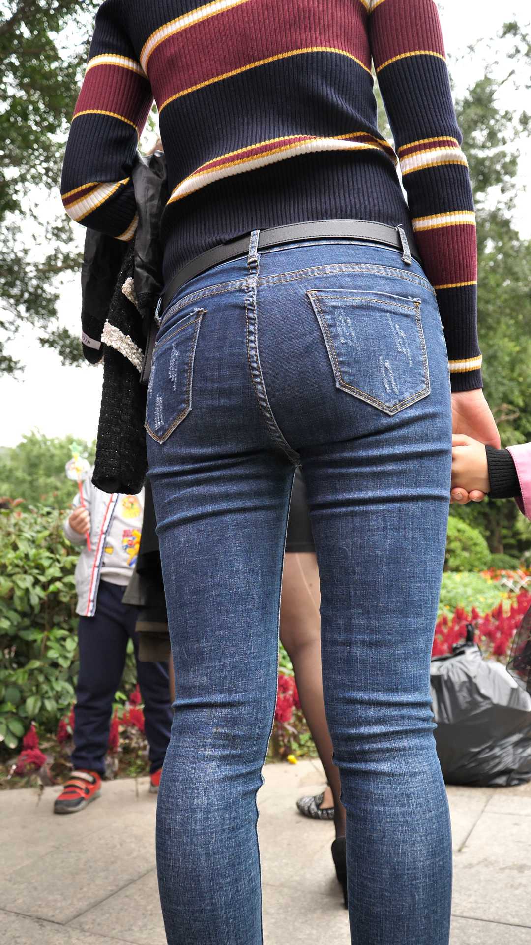 （图）牛仔细腰饱满翘臀长发妈咪