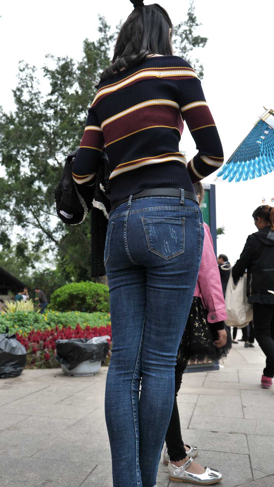 （图）牛仔细腰饱满翘臀长发妈咪