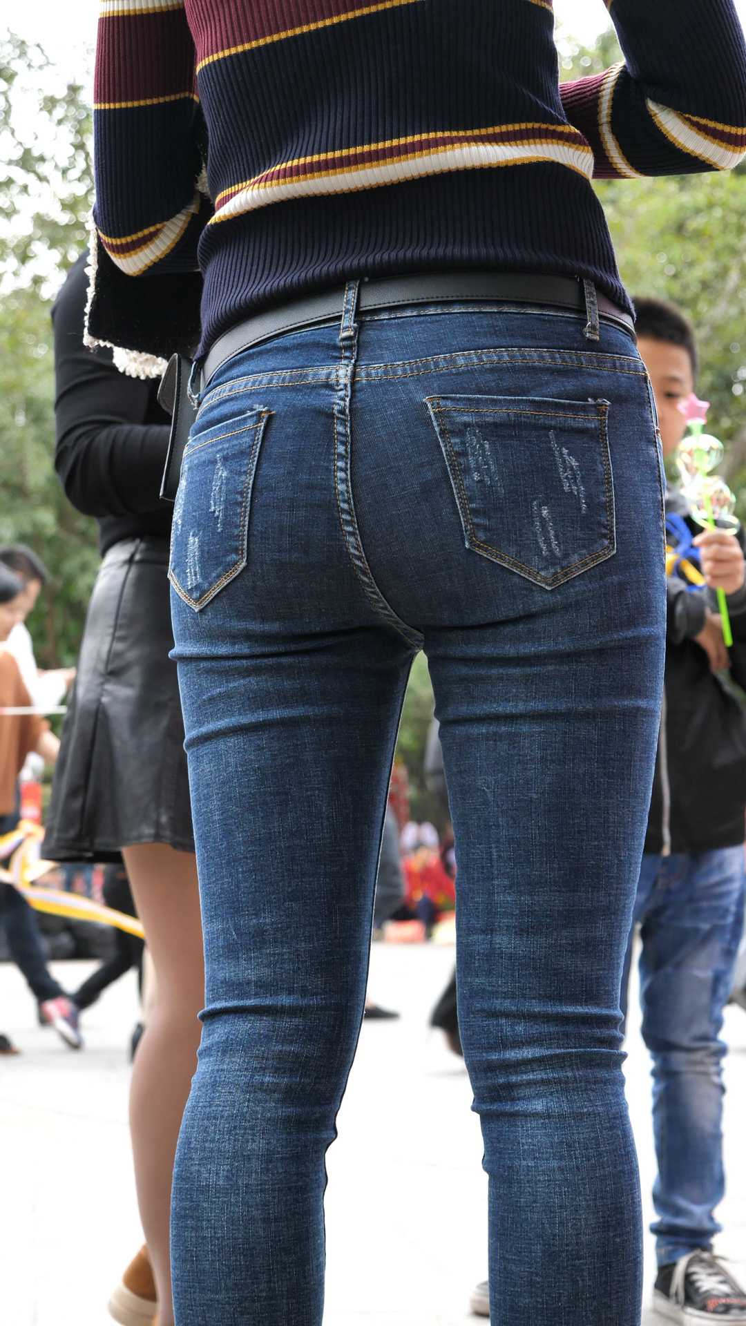 （图）牛仔细腰饱满翘臀长发妈咪