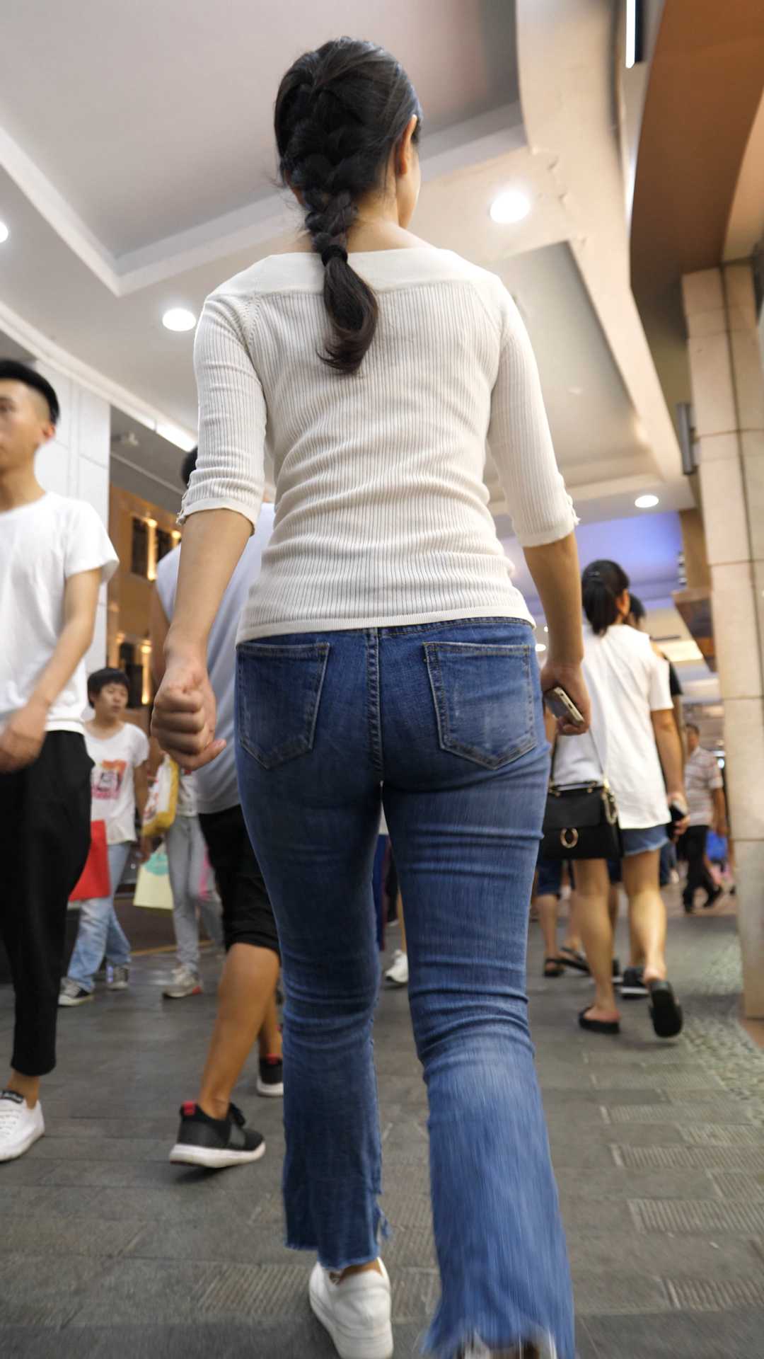 （图）牛仔紧身大肥臀熟女