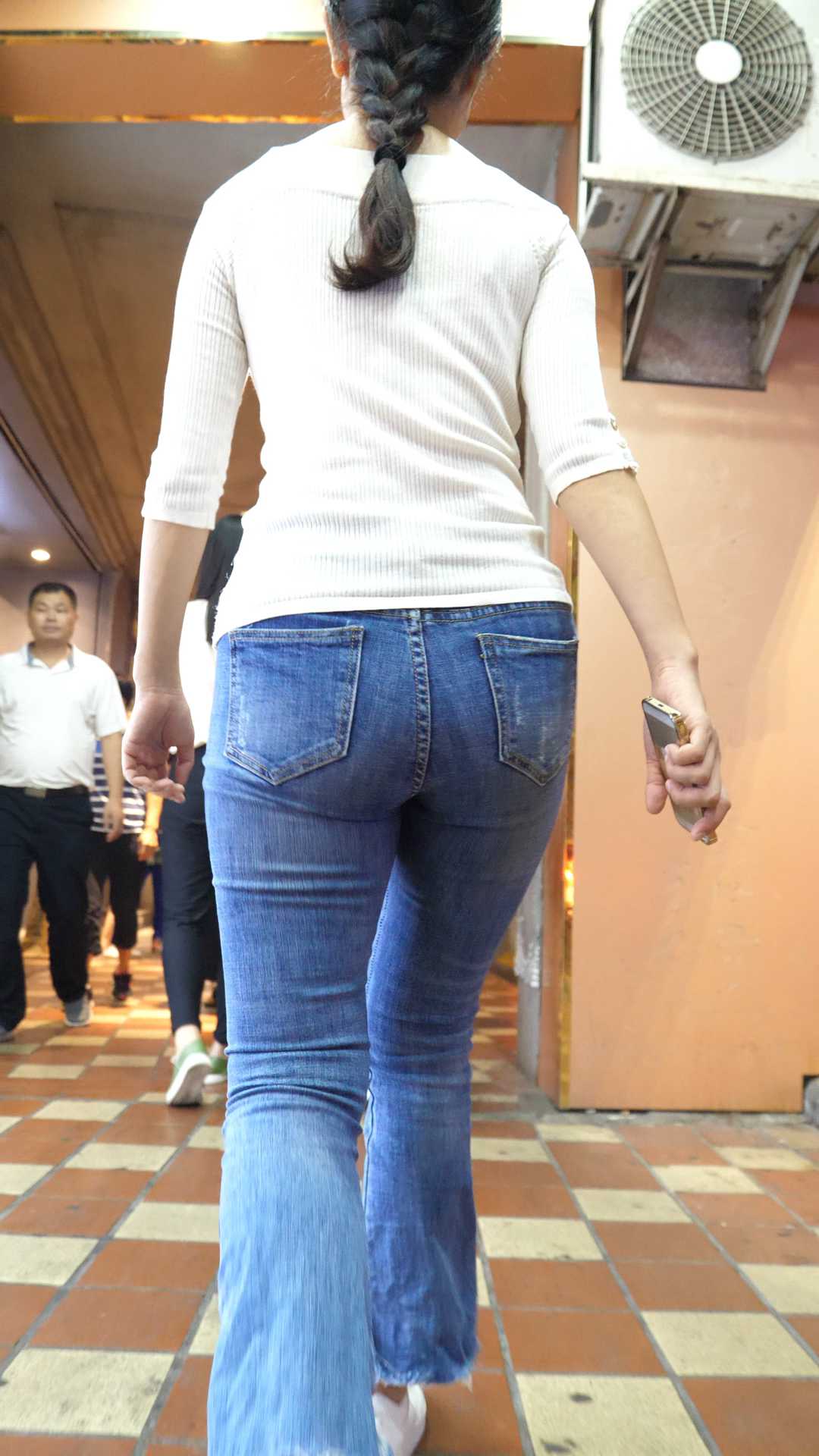 （图）牛仔紧身大肥臀熟女