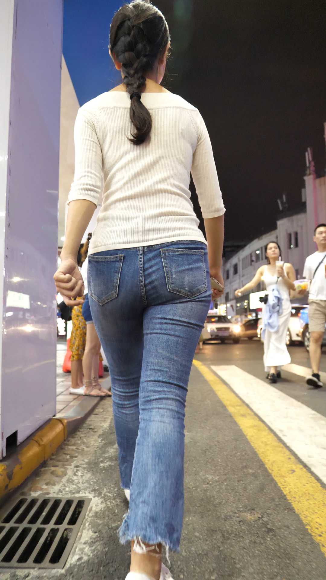 （图）牛仔紧身大肥臀熟女