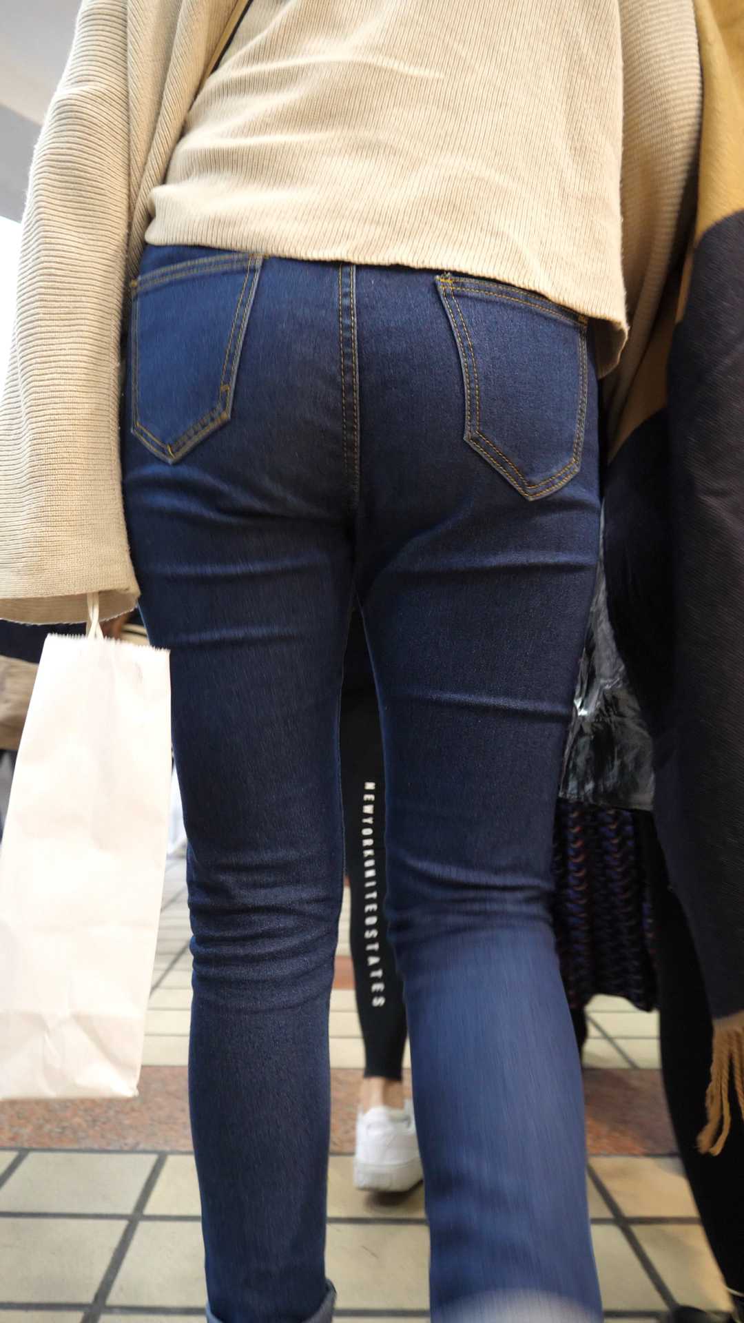 （图）高挑牛仔饱满大翘臀大学妹