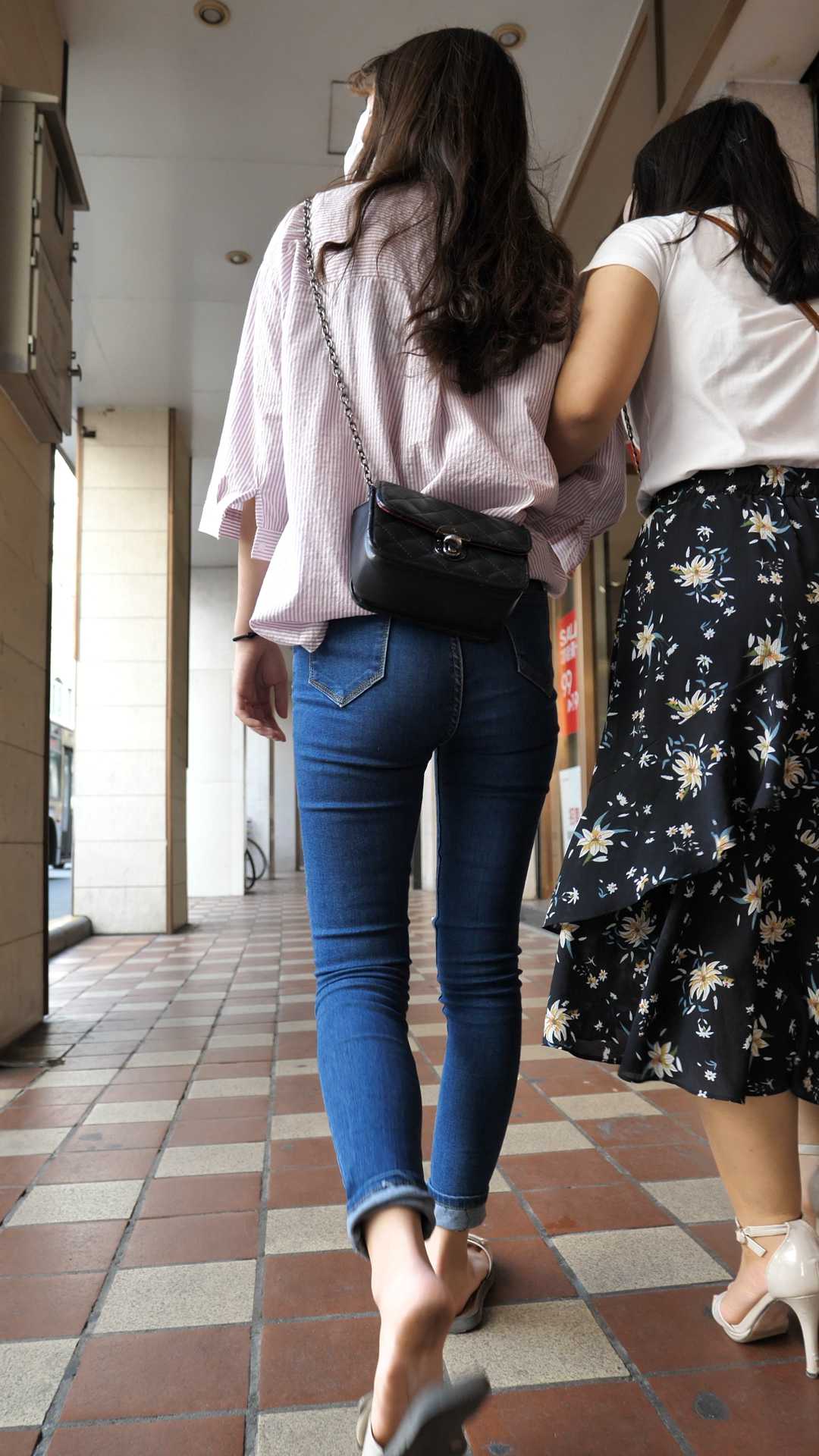 （图）紧身牛仔裤包臀超深沟长发大学生