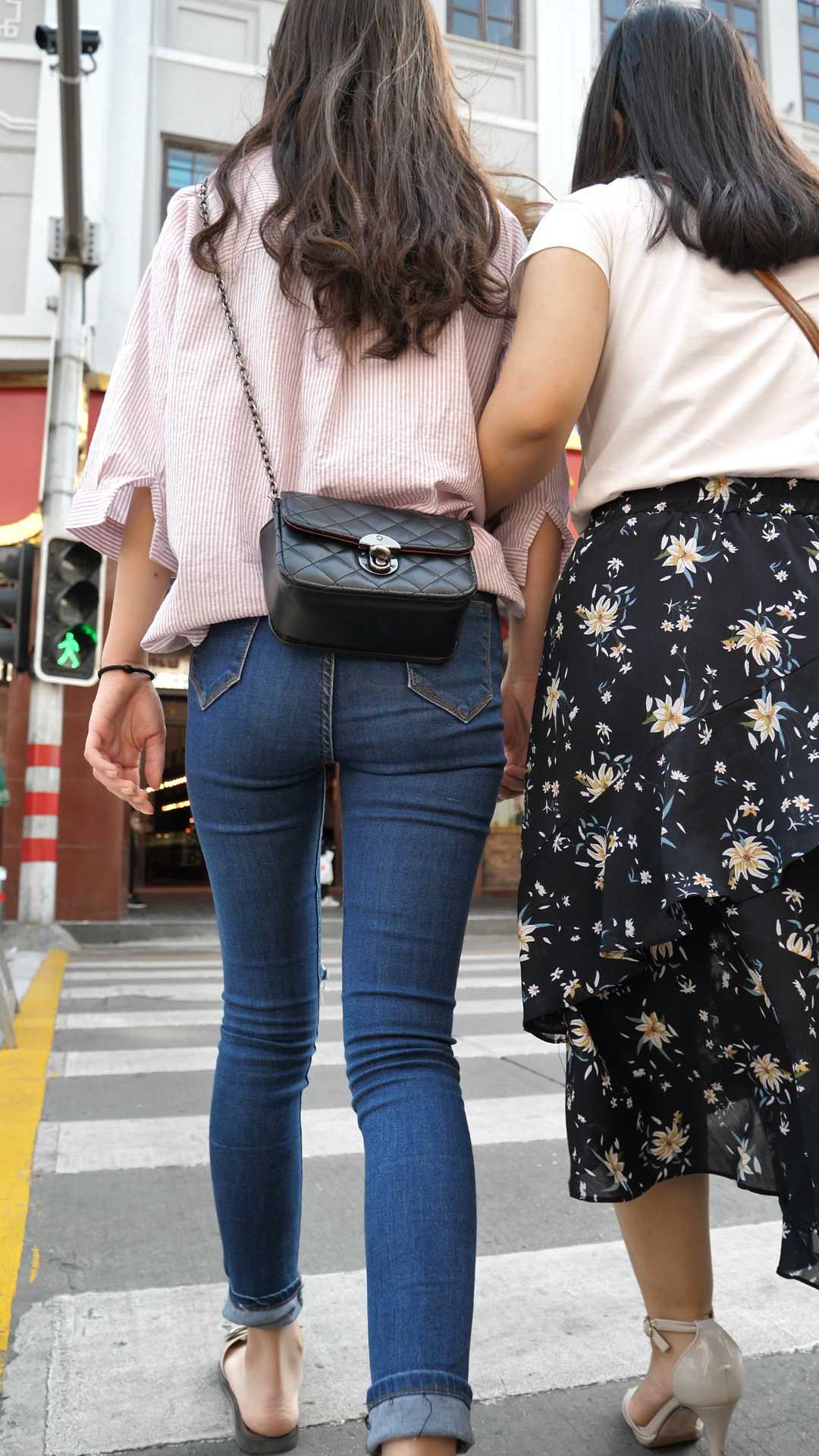 （图）紧身牛仔裤包臀超深沟长发大学生