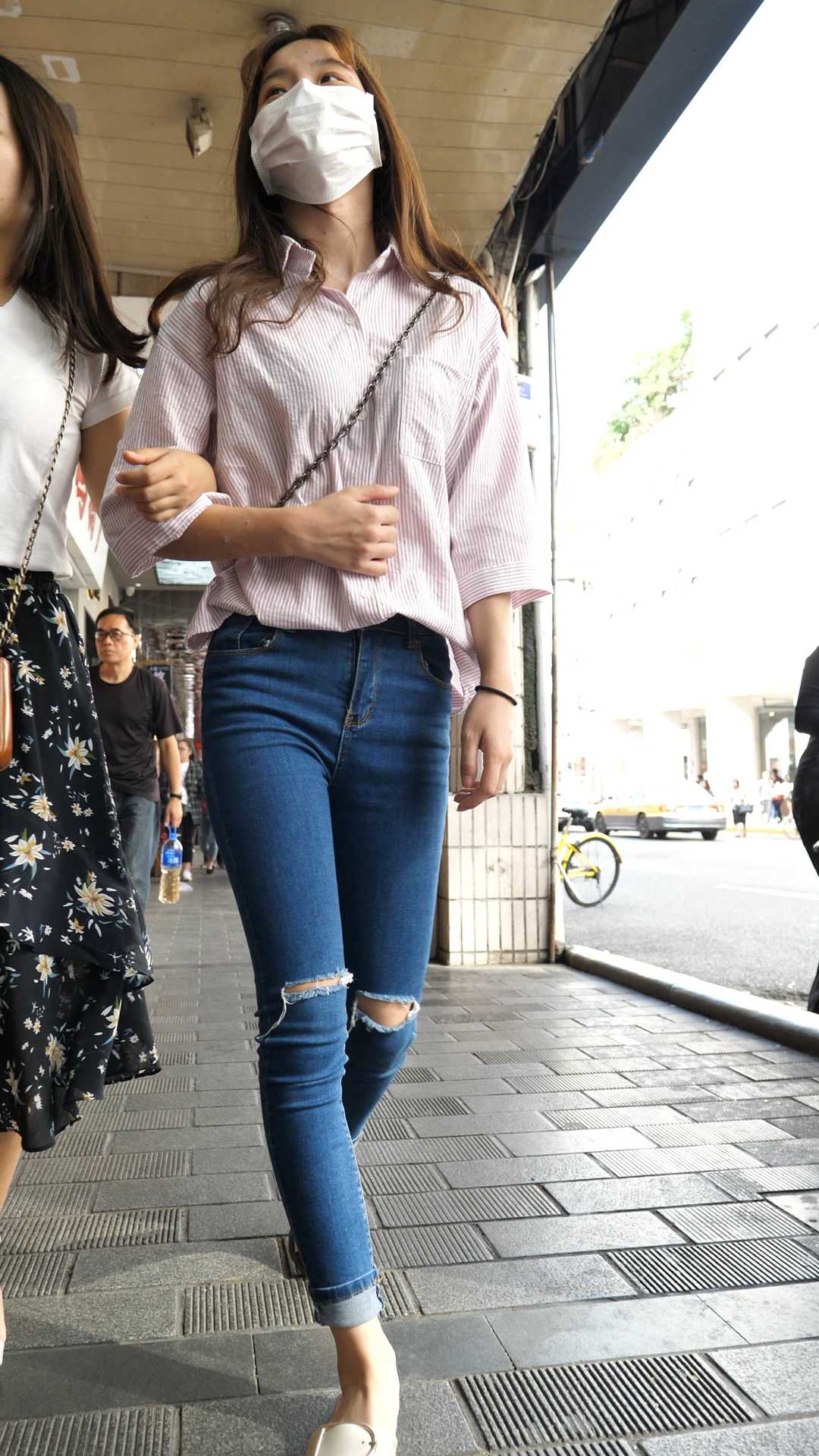 （图）紧身牛仔裤包臀超深沟长发大学生