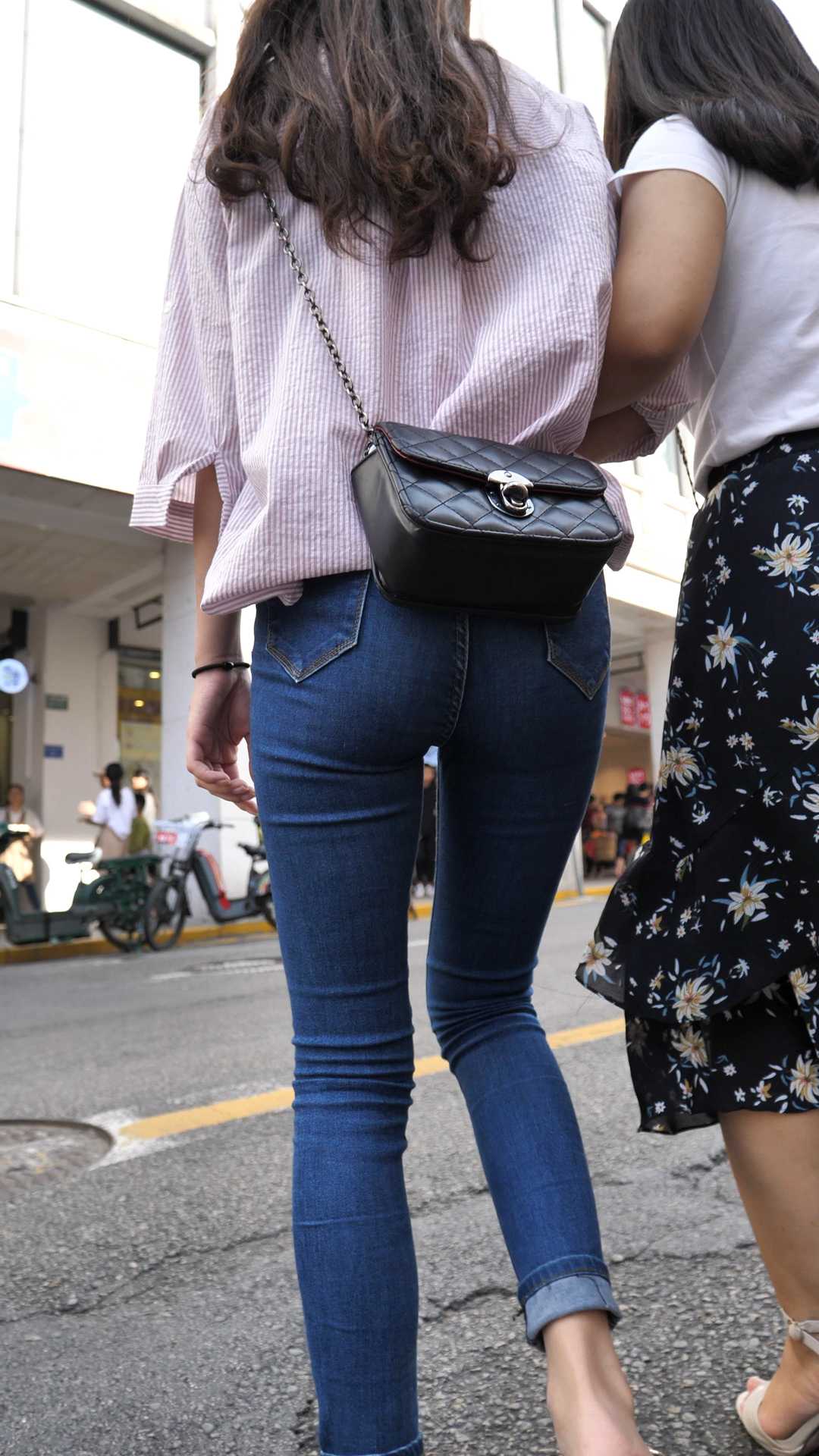 （图）紧身牛仔裤包臀超深沟长发大学生