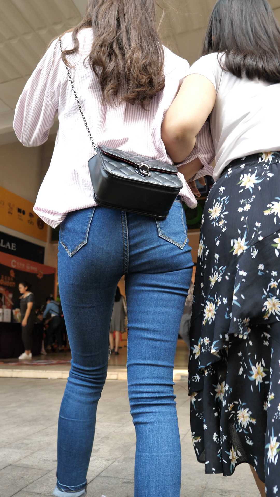 （图）紧身牛仔裤包臀超深沟长发大学生