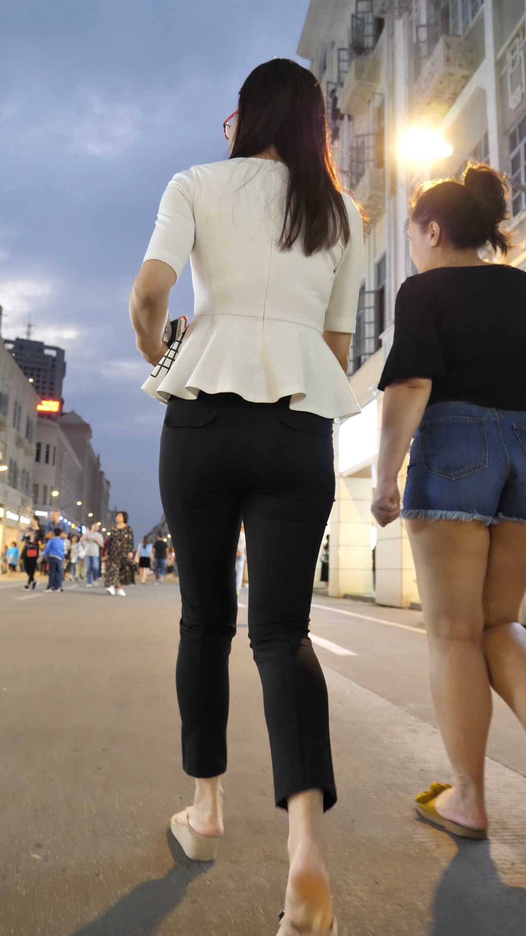 （图）西裤大肥臀少妇真会扭