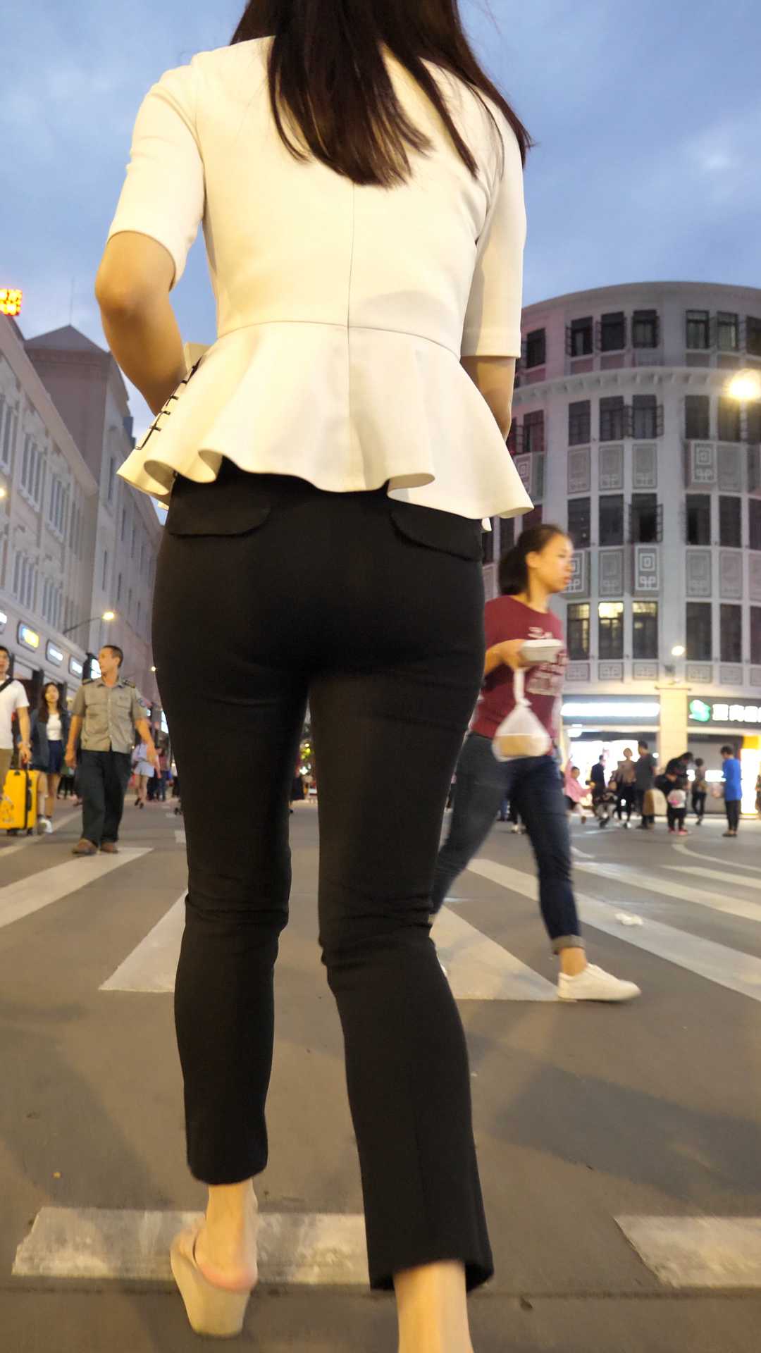 （图）西裤大肥臀少妇真会扭