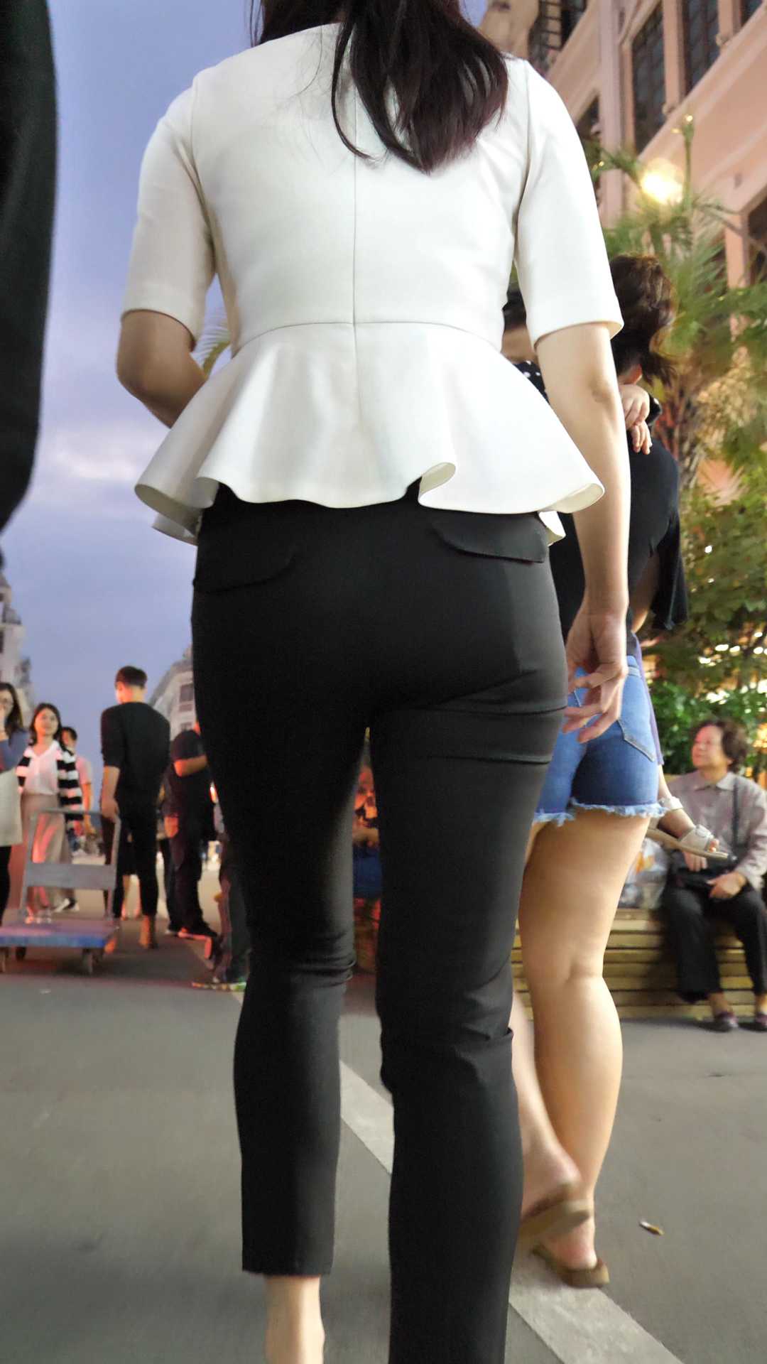 （图）西裤大肥臀少妇真会扭