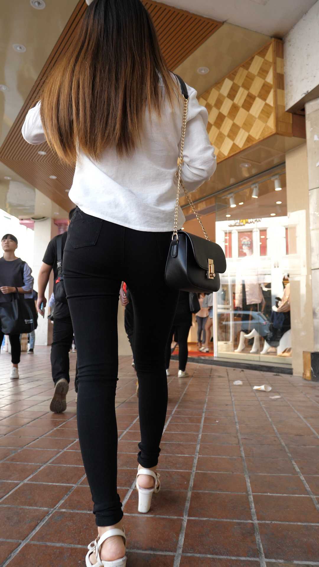 （图）黑裤圆臀长发美女三角往前顶