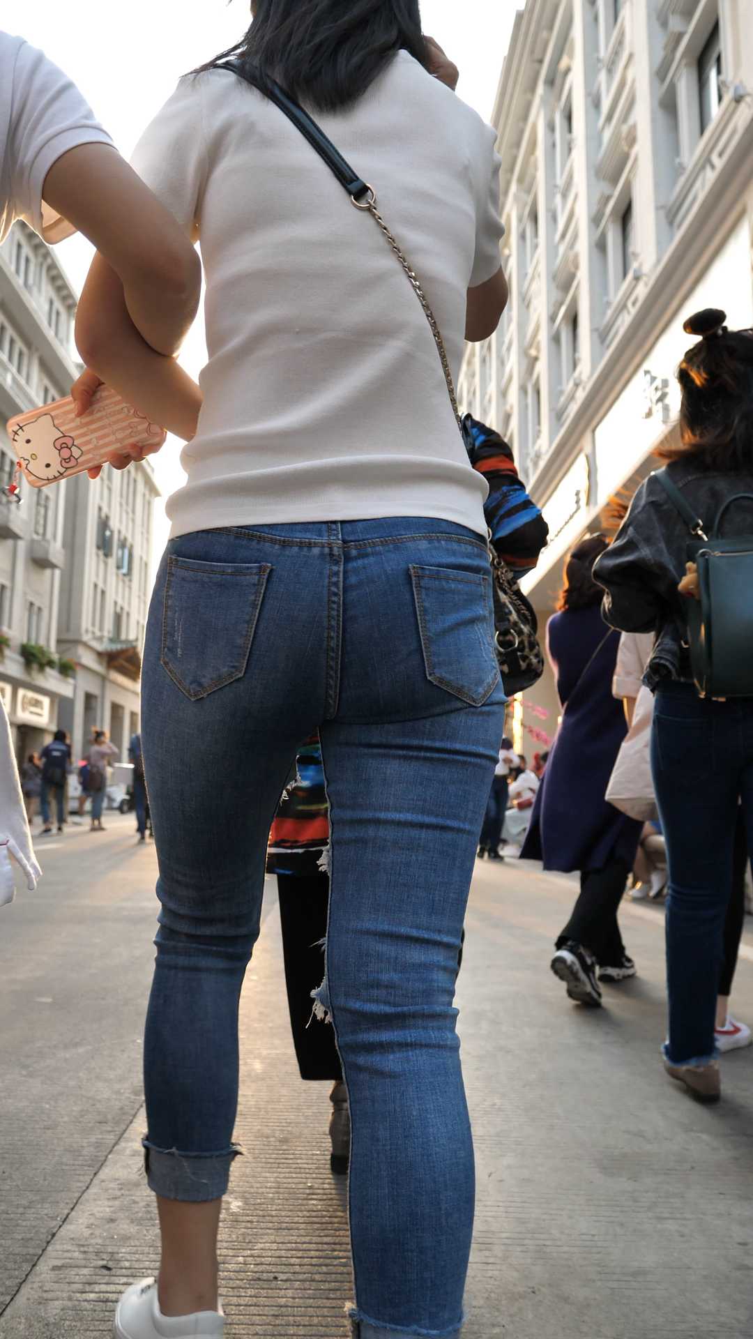 （图）紧身牛仔包臀小少妇