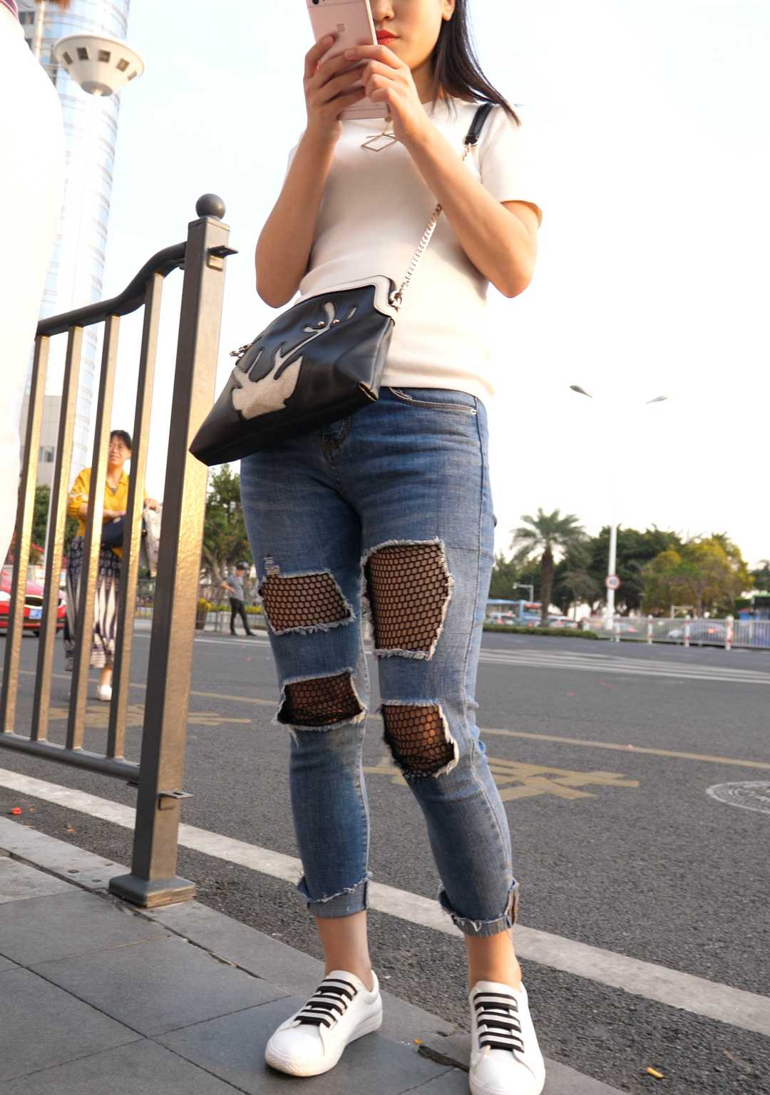 （图）紧身牛仔包臀小少妇