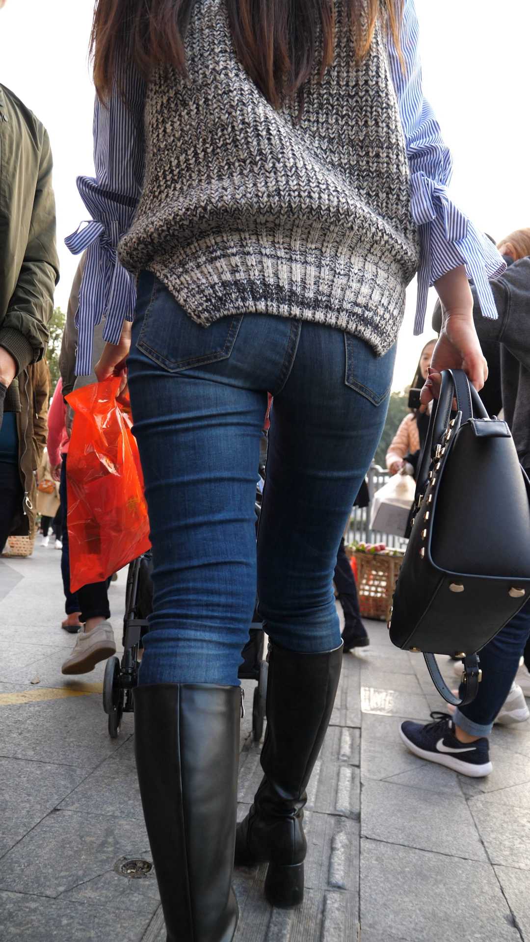 （图）高挑牛仔深沟宽大臀长发美女