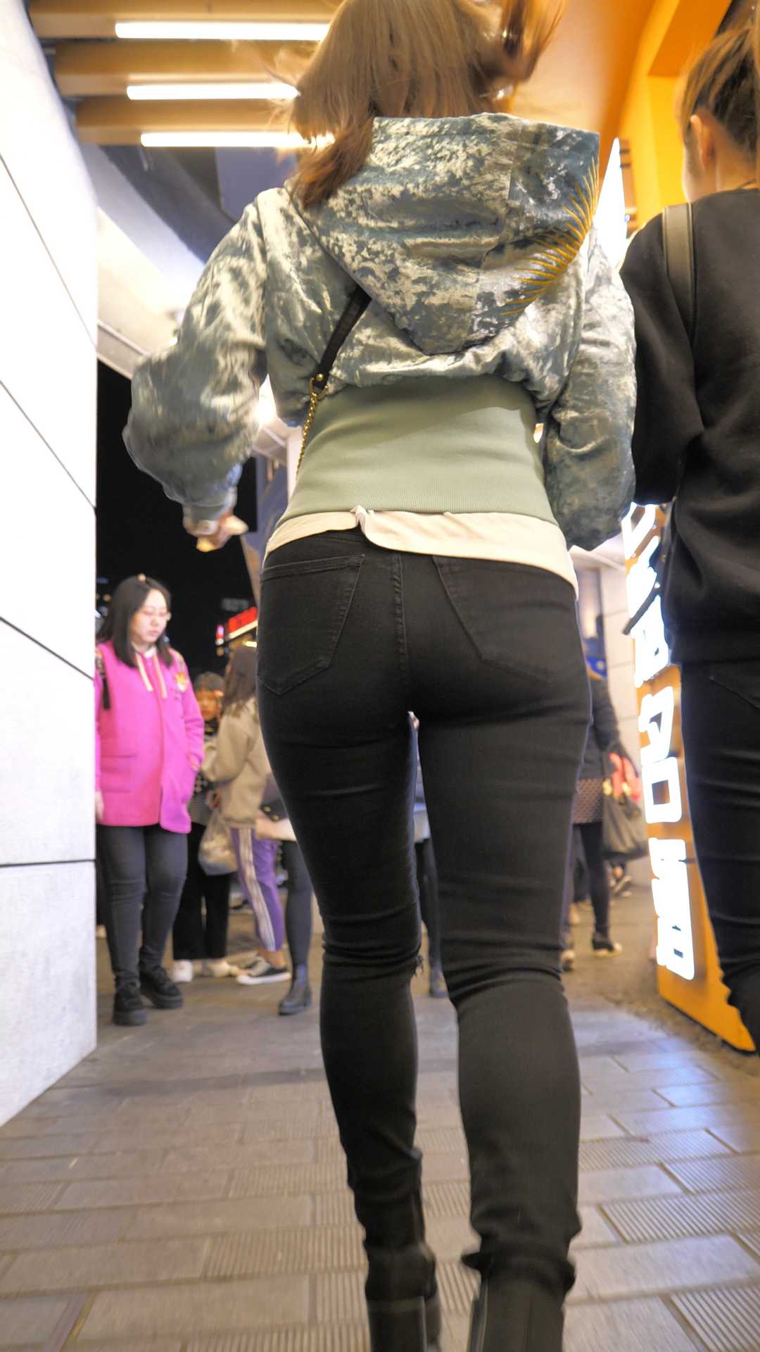 （图）蛇腰黑牛仔巨臀甩来甩去