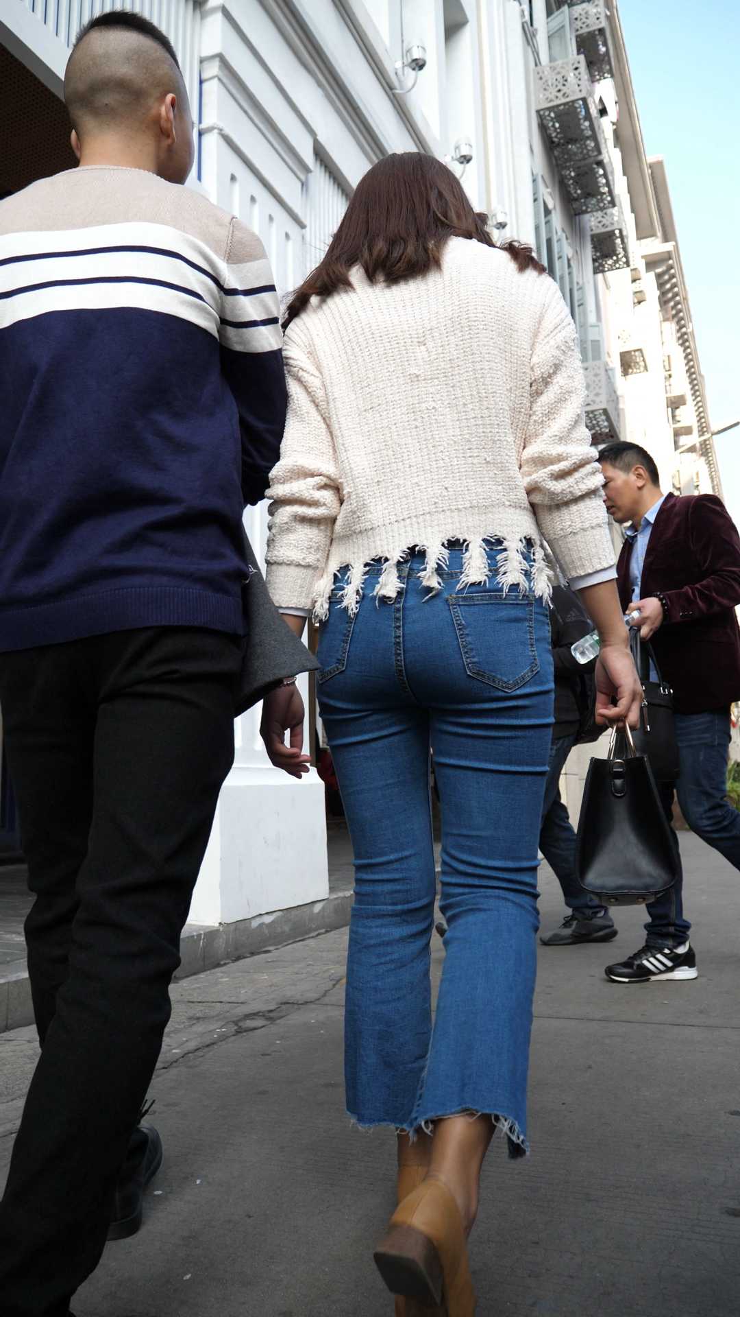 （图）饱满包臀牛仔喇叭裤美少女