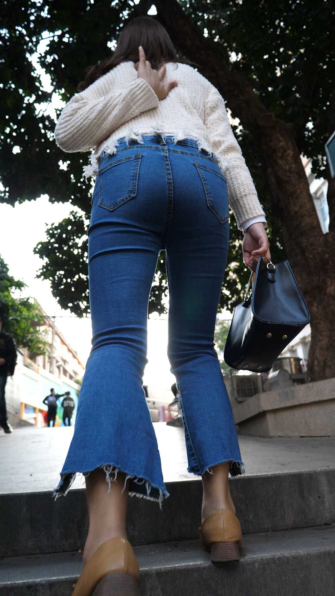 （图）饱满包臀牛仔喇叭裤美少女