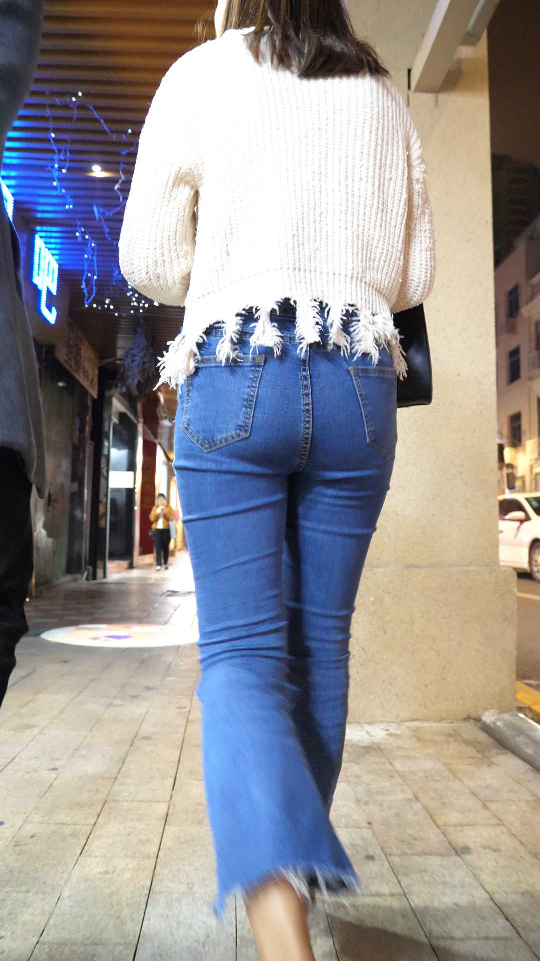 （图）饱满包臀牛仔喇叭裤美少女