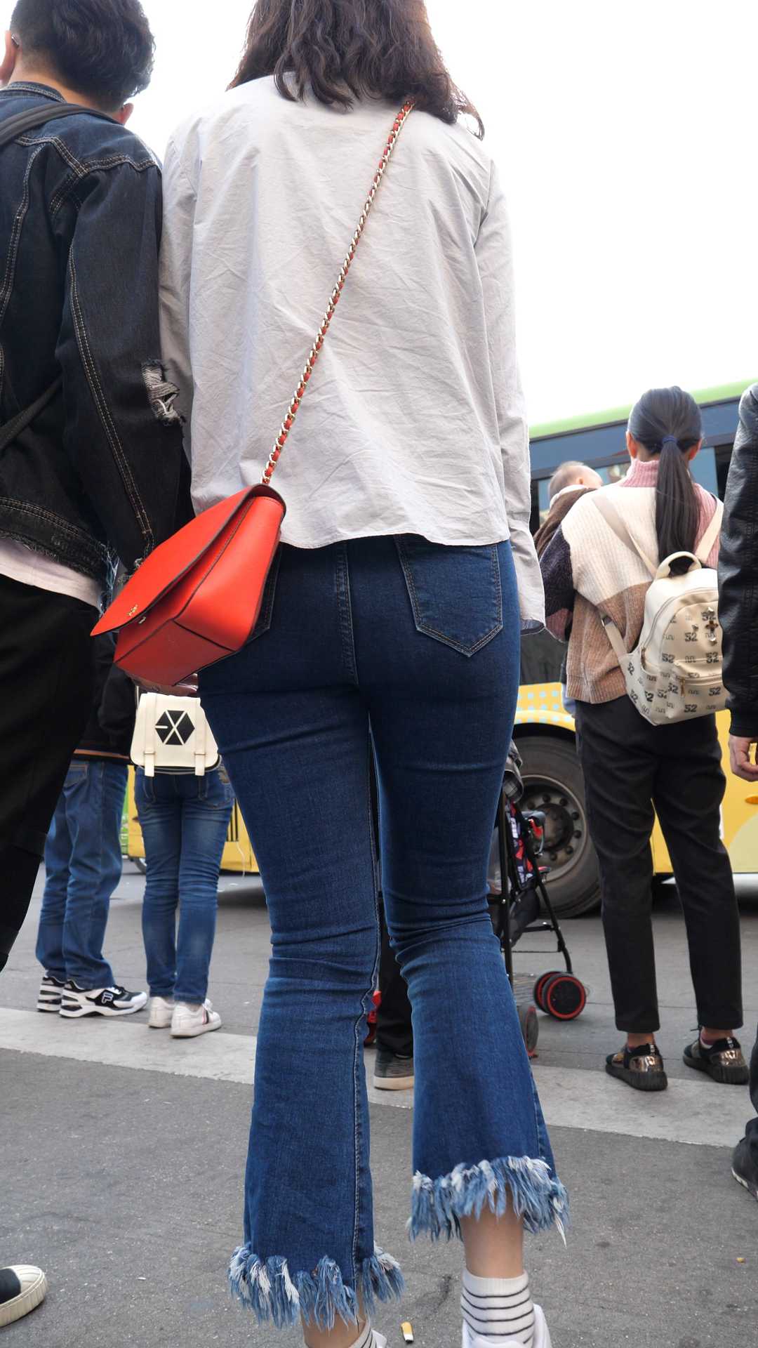 （图）牛仔喇叭裤大翘臀大美女