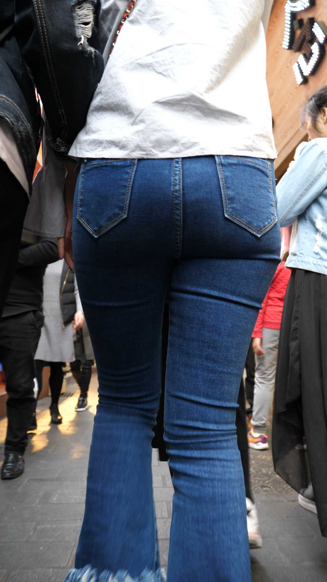 （图）牛仔喇叭裤大翘臀大美女