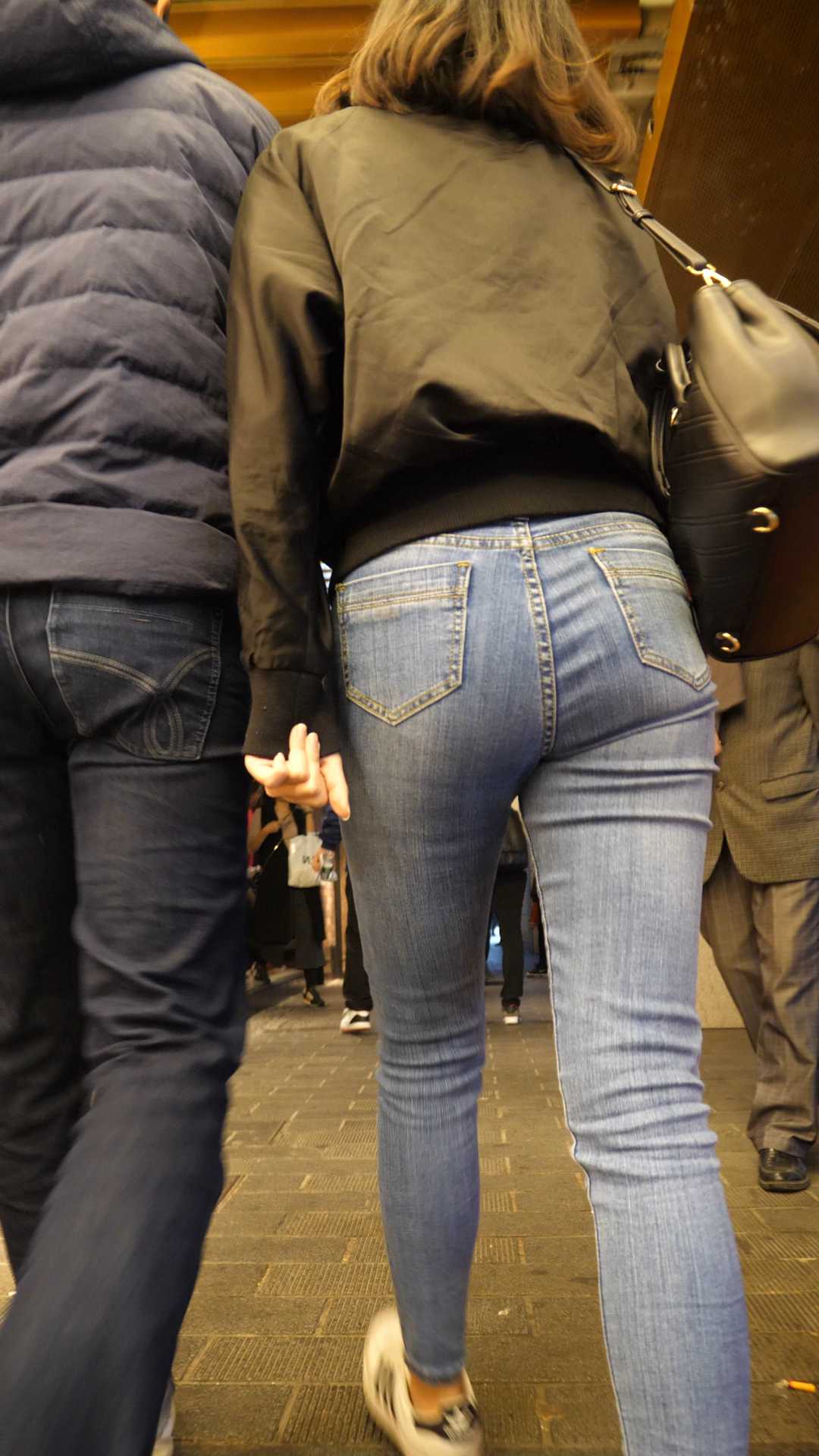 紧身蓝牛宽大臀美女