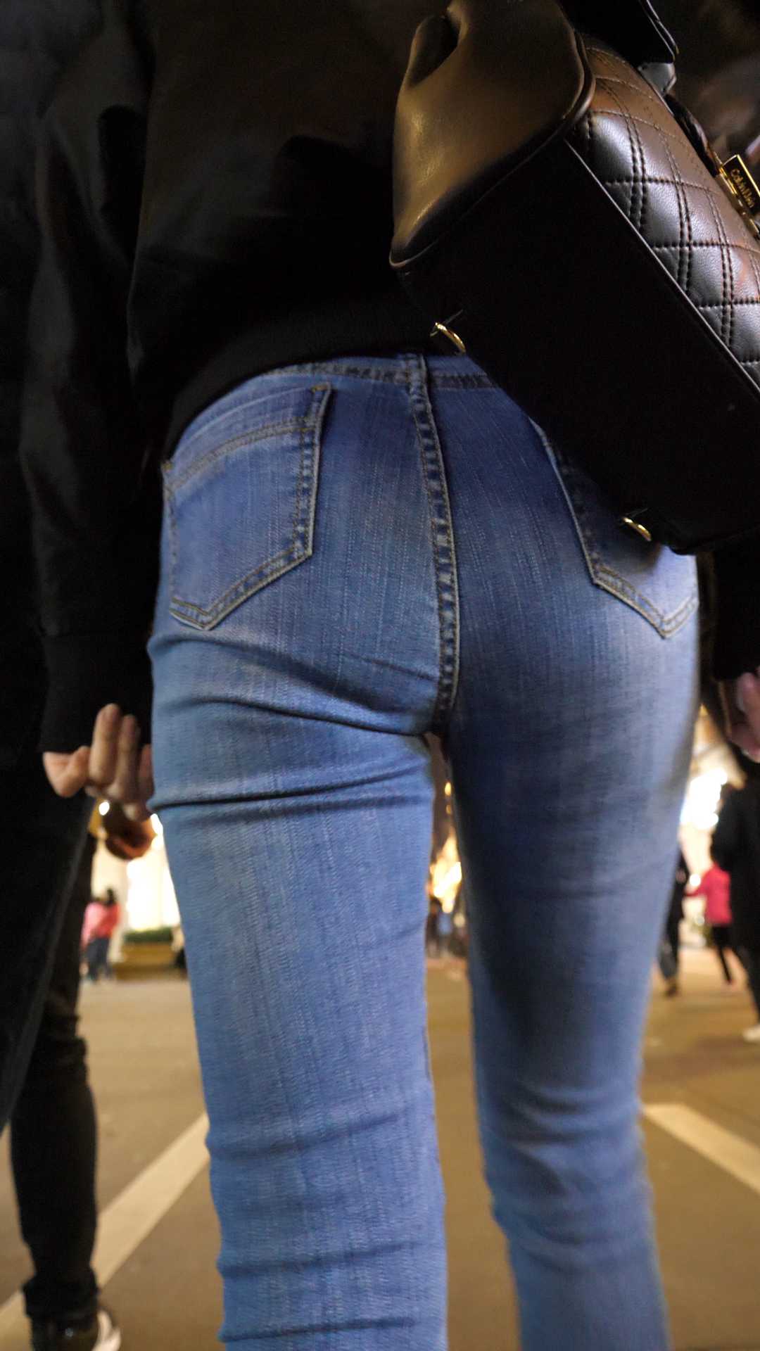 紧身蓝牛宽大臀美女