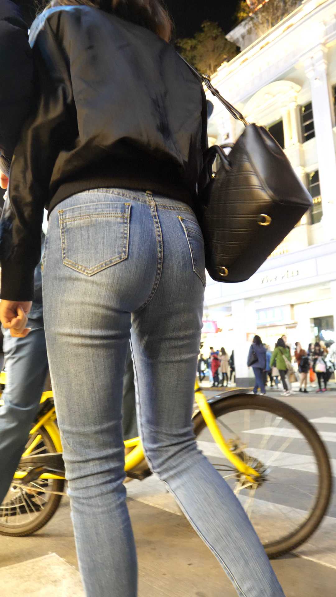 紧身蓝牛宽大臀美女